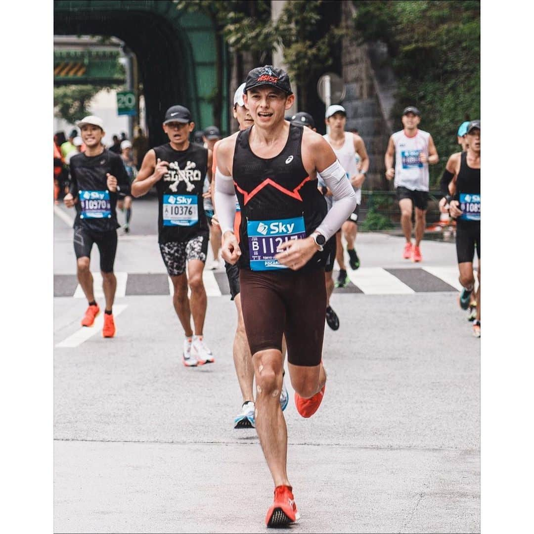 ハリー杉山さんのインスタグラム写真 - (ハリー杉山Instagram)「"東京レガシーハーフマラソン"  感謝祭の翌日🕺🏻  アシックスさんからご招待頂きまして  どしゃぶりとバキバキの足で走ったら  ネットタイム 85:00  自己ベスト1分30秒更新しました🔥  めちゃめちゃ嬉しいです👍  沢山のランニング仲間やお声がけしてくださった方からのパワーを吸収し  昨晩の疲労どっかいっちゃいました😂  豪雨ロックンロールなのに 応援来てくれた皆さま！！  いつも一緒に走ってくれてるPBでまくった  #teamnastyrun の皆  最高な大会にしてくれた運営、 ボランティアの皆さんありがとう❤️  もはや雨が皆の努力をお祝いしてくれた 恵みのレインフォールでしたね😇  そして レガシー1位とった幸太郎選手 本当おめでとう⭐️⭐️⭐️  皆本当いい笑顔！ 素晴らしい大会！ 来年も出るぞー⭐️⭐️⭐️  After putting it all out last night, hurled myself at the Tokyo Legacy Half Marathon in the pouring rain😎  Result?  PB by a minute and a half😤 85:00⚡️  Slowly coming close to the sub3⭐️  #東京レガシーハーフマラソン #metaspeed #asics」10月15日 23時57分 - harrysugiyama