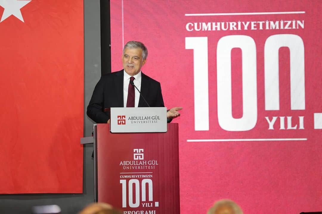 アブドゥラー・ギュルのインスタグラム：「Dün AGÜ’nün düzenlediği Cumhuriyetimizin 100. Yüzyılı Programında açılış konuşması yaparak, geçmişin muhasebesine ve gelecek yüzyılda atılması gereken adımlara değindim. Cumhuriyetimizin ikinci yüzyılında üzerinde durulması gereken alanlara dikkat çektim.」