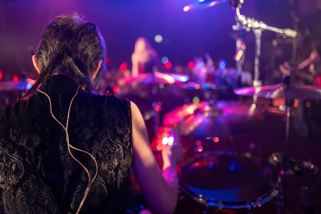 角田美喜のインスタグラム：「昨夜は39ツアー大阪ありがとうございました♪4年分感謝の気持ちでいっぱいです！ 今日はレッスン日でした🥁日々早いので大切にと思います😊 #showya  #drums」