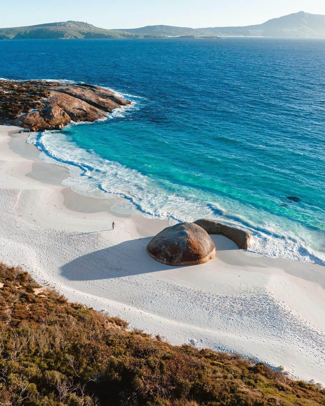 Coronaのインスタグラム：「Looking for a spot to relax by the sea in Western Australia? ⁣ ⁣ Little Beach in Albany is an idyllic white sand beach, made for kicking back and taking in all nature has to offer. ⁣ ⁣ Adding to the picturesque landscape for visitors are large granite boulders like the one pictured which make the beach distinctly different. From snorkeling, to laying out, to scaling the rocks, there’s an activity for everyone. ⁣ ⁣ #ThisIsLiving⁣ ⁣ 📸: @dylan_alcock⁣ ⁣ #Australia」