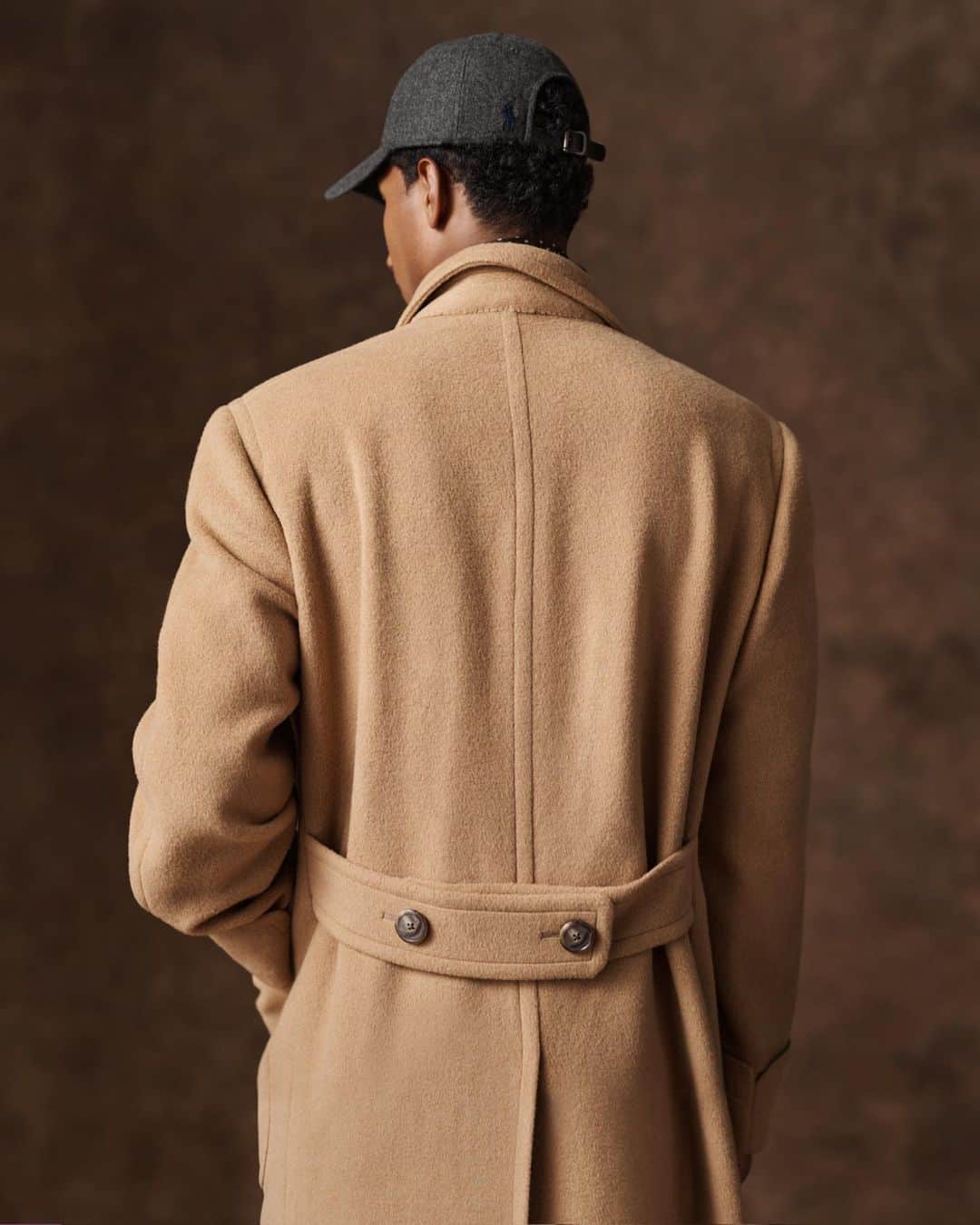 Polo Ralph Laurenさんのインスタグラム写真 - (Polo Ralph LaurenInstagram)「An unmistakable #PoloRLStyle icon, the timeless silhouette of the Polo coat is reimagined in a camel-hair fabrication.  Explore the #PoloRalphLauren Outerwear shop via the link in bio.」10月16日 0時00分 - poloralphlauren