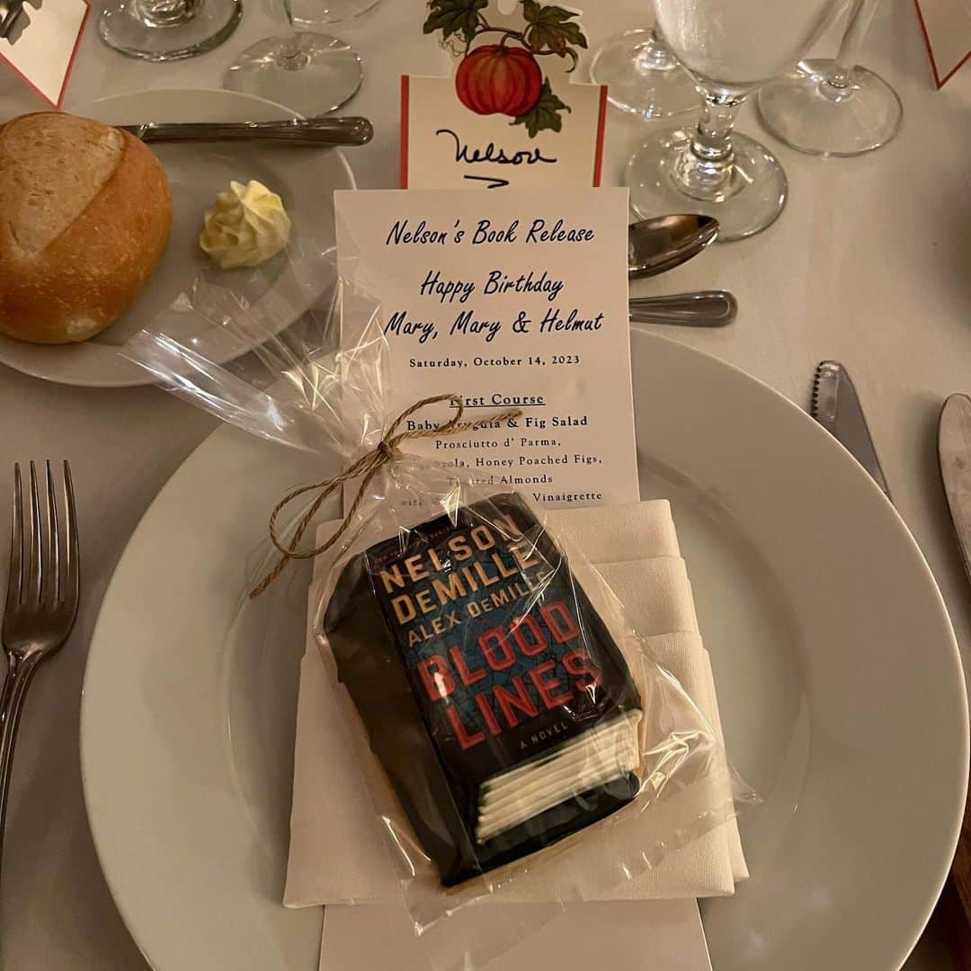 スーザン・ルッチのインスタグラム：「Spectacular evening full of the warmth of great friends celebrating October birthdays and the launch of @ Nelson DeMille’s newest book, co-authored with his son @Alex DeMille—Blood Lines!!!  #somuchlovearoundthetable #somuchfun #amazingfriends❤️」