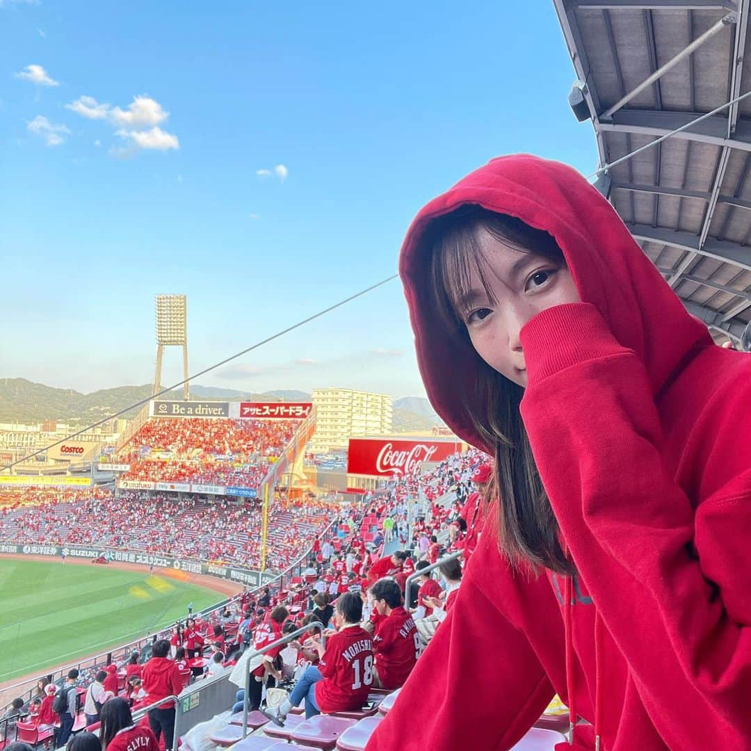 古田ちさこさんのインスタグラム写真 - (古田ちさこInstagram)「🏟️🎈⋆  やったー 💥 クライマックスシリーズ  ファーストステージ突破 ! 🎊 現地で見届けることができました🥹🎉  久しぶりのCSの雰囲気は緊張感、高揚感、色々な感情が溢れて…涙腺脆くなります。  田中広輔選手がヒーローって、あの2016年のCSを思い出して浸ってもう情緒が大変です。🙉  とにかく、一日でも長くカープの試合が観たいです。  最後の写真はCS限定メニューのゆかりビア💜  #クライマックスシリーズ #クライマックスシリーズファーストステージ #cs #プロ野球 #プロ野球好き #野球好き #プロ野球ファン #カープファン #広島東洋カープ #広島カープ #カープ #広島 #hiroshima #マツダスタジアム #ズムスタ #mazdazoomzoomスタジアム広島 #カープ女子 #ballpark #カープファン #カープ観戦 #田中広輔 #新井貴浩 #島内颯太郎 #野間峻祥 #小園海斗 #栗林良吏」10月16日 0時08分 - chisakofuruta