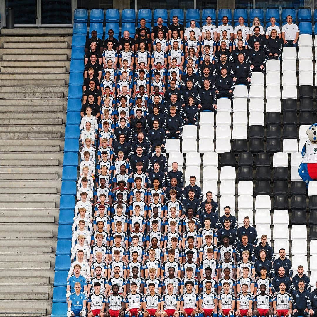 ハンブルガーSVのインスタグラム：「Wir gemeinsam! 🤝 Gemeinsam eine Raute! 🔷  #nurderHSV #HSVYoungTalents  📸 Michael Schwarz」