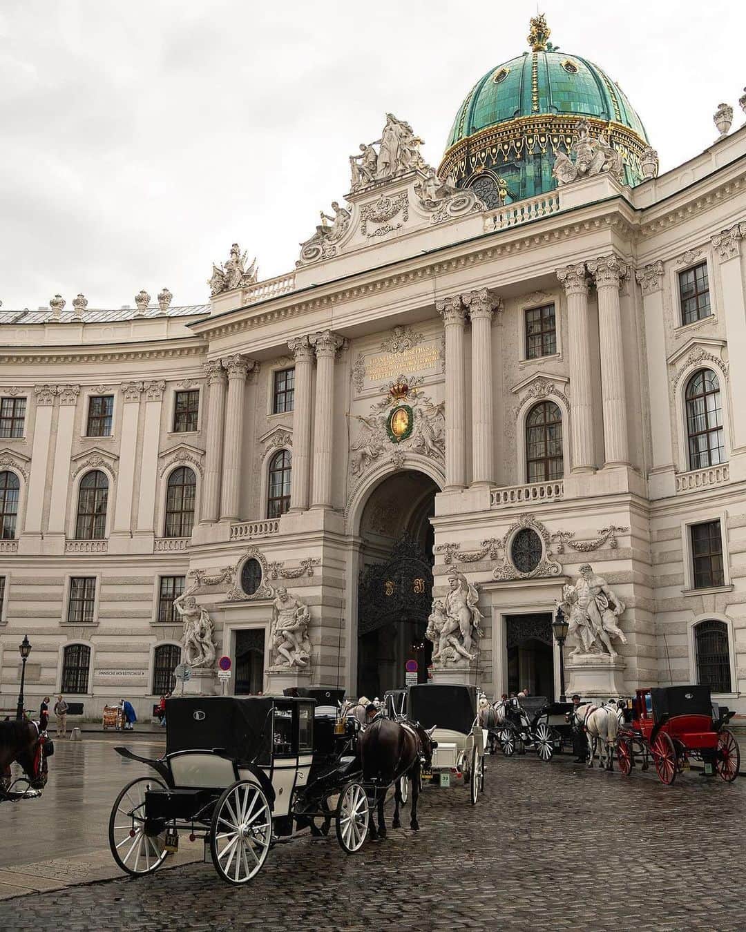 Wien | Viennaさんのインスタグラム写真 - (Wien | ViennaInstagram)「Wandering through Vienna, one enchanting corner at a time. 🥰❤️ by @meolafrancesco #ViennaNow   #vienna #wien #vienna_austria #vienna_city #visitvienna #viennagram #ilovevienna #wienliebe #traveleurope #traveltheworld #travel」10月16日 0時10分 - viennatouristboard