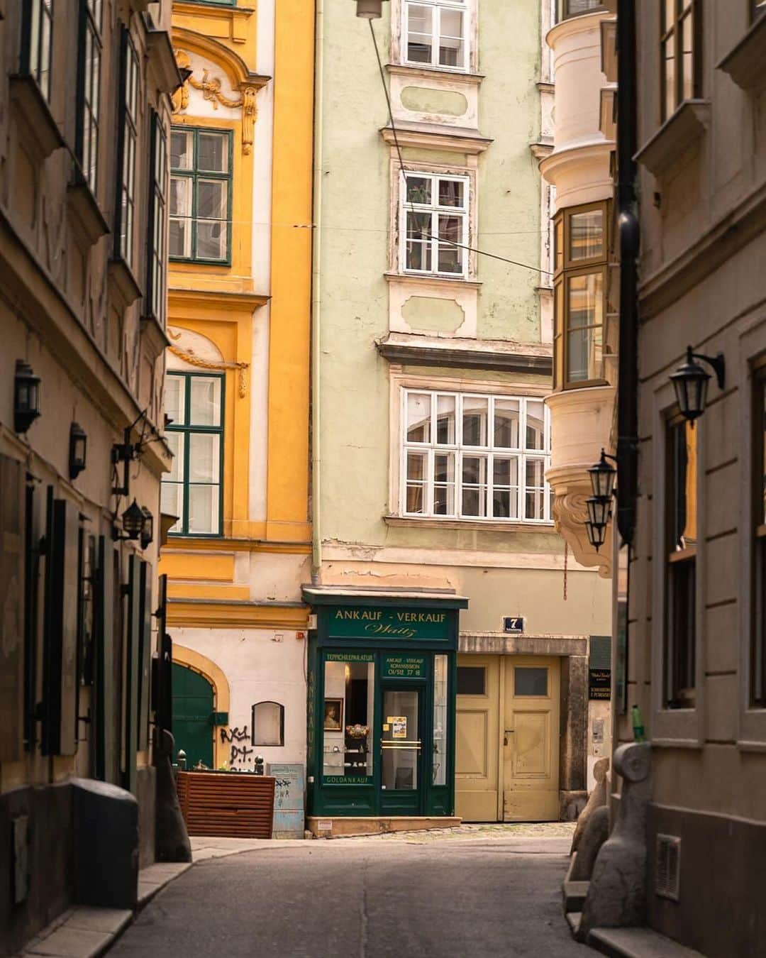Wien | Viennaさんのインスタグラム写真 - (Wien | ViennaInstagram)「Wandering through Vienna, one enchanting corner at a time. 🥰❤️ by @meolafrancesco #ViennaNow   #vienna #wien #vienna_austria #vienna_city #visitvienna #viennagram #ilovevienna #wienliebe #traveleurope #traveltheworld #travel」10月16日 0時10分 - viennatouristboard