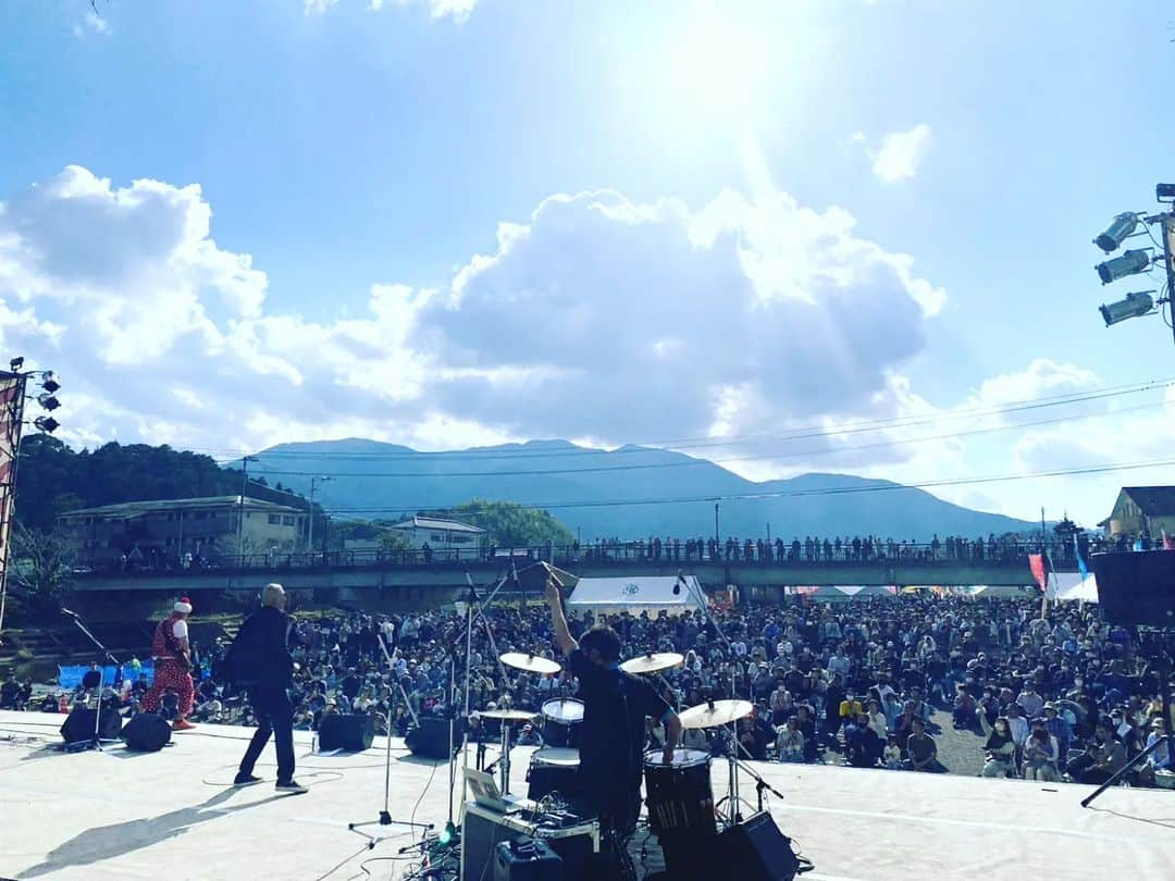 パッパラー河合さんのインスタグラム写真 - (パッパラー河合Instagram)「でちこんか祭り in 鬼北町LIVEです～！日本には1700の市町村がありますが、名称に「鬼」が入ってるのは鬼北町だけだそうです。へぇへぇ！奥にそびえる山々が鬼ヶ城連山。また行きたい愛媛県。  #鬼北町 #愛媛県」10月16日 0時11分 - papala_kawai