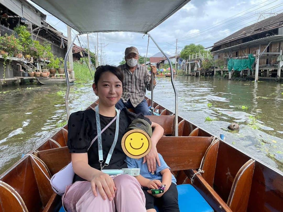 須黒清華のインスタグラム：「個人的に面白かったのは、水上マーケット🚣✨ (息子は途中から寝ていたけど笑)  ボートに乗って川を進んでいくと、両岸にお店が次々現れます。 ビール🍻にお土産、レストランもあればヘビ🐍との記念撮影も😳 ボートにたくさんの食べ物を詰んで売りに来る人もいれば、ボートの上で揚げ物までしていて！！🤣 そのエキゾチックな雰囲気と活気にどんどん引き込まれていきます。  何より驚くのは、そんなお店のすぐ隣には、普通の生活があること。 洗濯物🧺が干してあったり、ハンモックでお昼寝していたり、犬🐕と水遊びしていたり… そんな生活の一部を垣間見られる体験はとても新鮮でした✨ 子どもが起きていたら、レストランにも行ってみたかったなぁ！ #タイ旅行記 #タイ #子連れタイ #子連れ旅行 #水上マーケット #バンコク #子連れ海外 #thailand #trip #2yearboy 🚣✨」