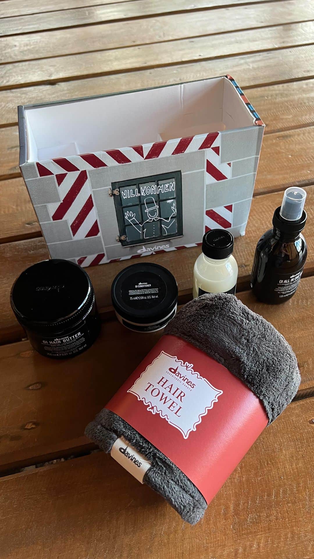 Erikaのインスタグラム：「ㅤㅤㅤㅤㅤㅤㅤㅤㅤㅤㅤㅤㅤㅤㅤㅤㅤㅤㅤㅤㅤㅤㅤㅤㅤㅤ  @davinesjapan から クリスマス限定のコフレが🎄 ㅤㅤㅤㅤㅤㅤㅤㅤㅤㅤㅤㅤㅤ　 しかも私のだいすきな【オイシリーズ】🤍 ㅤㅤㅤㅤㅤㅤㅤㅤㅤㅤㅤㅤㅤ オイシリーズのね、 甘くてスパイシーな香りがだいっすきなの。 匂い好きにはたまらないんだよおお🥹 ㅤㅤㅤㅤㅤㅤㅤㅤㅤㅤㅤㅤㅤ これでトータルケア出来るから 自分へのご褒美にもギフトにも✨🎁🎄  ㅤㅤㅤㅤㅤㅤㅤㅤㅤㅤㅤㅤㅤ」