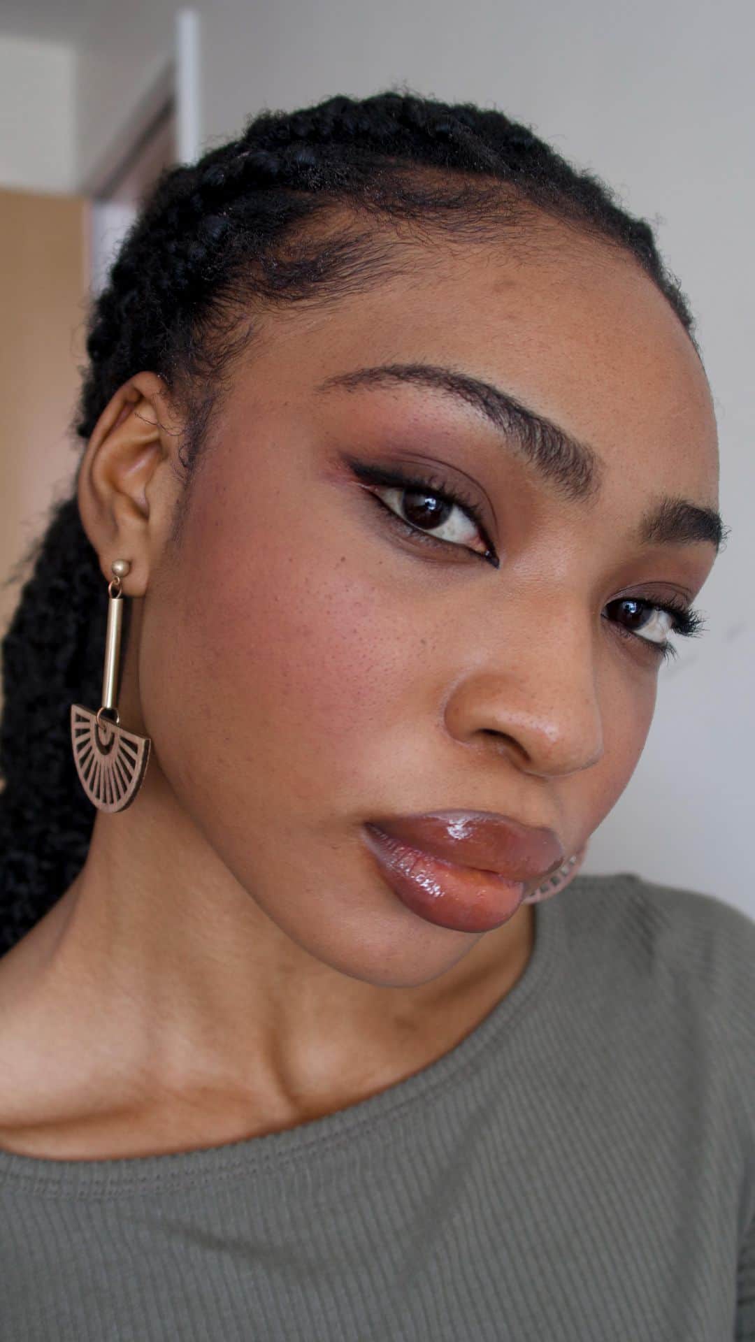 KIKO MILANOのインスタグラム：「@ugonnwaotti looks pretty in a natural ‘90s-inspired look 😍 She goes for a soft, smudgy eye look and finishes with a touch of gloss on her lips. Watch and get inspired! ✨  2-In-1 Face Contour Stick 03 - Rock And Blush 03 - 36h Lasting Volume & Length Effect Mascara - Colour Explosion Eyeshadow Palette 01 - Matte Eyeliner & Kajal 04 - Matte Liquid Lip Colour 03 - Give Me More Volumizing Gloss 02 -3-In-1 Face Brush  #KIKOTrendsetters #makeuplook #eyinerlook #glammakeup #90smakeup」