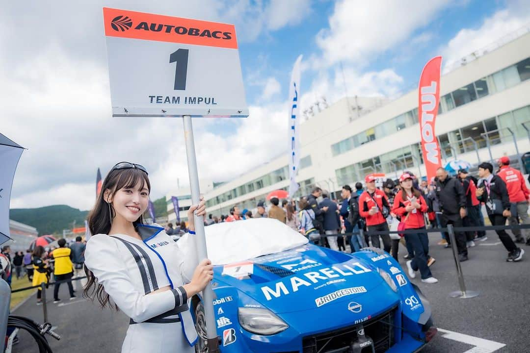 引地裕美のインスタグラム：「スーパーGT Rd.7 大分オートポリス🐂🍦  1号車▶︎5番手 8号車▶︎リタイア 100号車▶︎9番手 という結果になりました🏁 寒い中応援ありがとうございました！  そしてグリットボードも担当させていただきました🫶🏻 今シーズンはボードを持つことはないと思っていたので、 2度も担当させて頂けてとても嬉しかったです❤️‍🩹  次戦はついに最終戦です🔥 長いようであっという間だったなぁ、、、  最後までMobil1サポートチームと私たちの応援よろしくお願いします☝🏻🖤  #mobil1 #mobil1レーシングサポーターズ #supergt #marelliimpulz #teamimpul #オートポリス #autopolis  #UMine #japanese #japanesegirl #일본 #costume #レースクイーン #rq #モータースポーツ #motorsports」