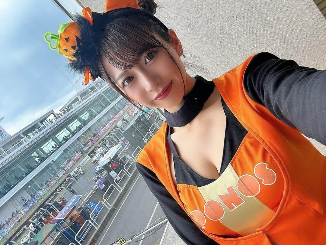 桜りんさんのインスタグラム写真 - (桜りんInstagram)「#SUPERGT Rd.7  ありがとうございました🐱🧡  10号車は14番手スタート⇒10位ゴールでポイントGETです🏁  画面越しにみんなで応援したり、窓に並んで声援送ったり、皆で前のめりになって見てました😌   ハロウィンが近くなってきたので、ハロウィン仕様にしてみました🎃  次はいよいよ最終戦🏁 もてぎです！10号車の応援宜しくお願いします⸜❤︎⸝‍」10月16日 0時17分 - rin__sakura