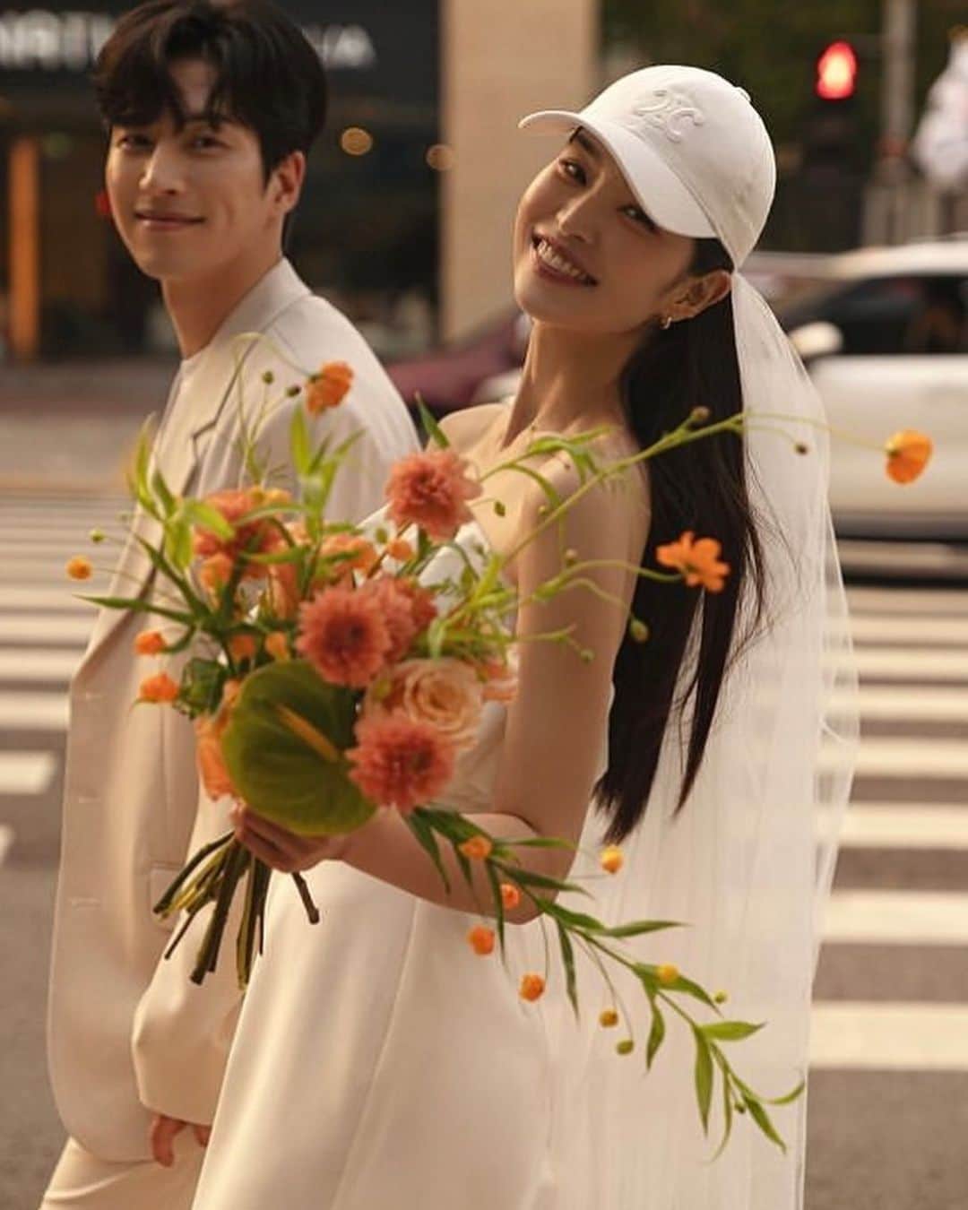 のインスタグラム：「_  예전의 캐쥬얼 사진은 전체적인 컨셉과 그 컨셉을 좌지우지 해 줄 의상정도만 중요했다면 지금은 소품 하나하나부터 중요해요 🫧  그만큼 디테일의 차이에 따라 많이 달라진다는 것  인기스튜디오들은 이미 스케쥴 마감이 많은터라  신규스튜디오나 세컨브랜드들도 눈여겨 볼 것 💪🏻 . . . . . . . . . . #웨딩플래너고은미 #르웨딩플랜」