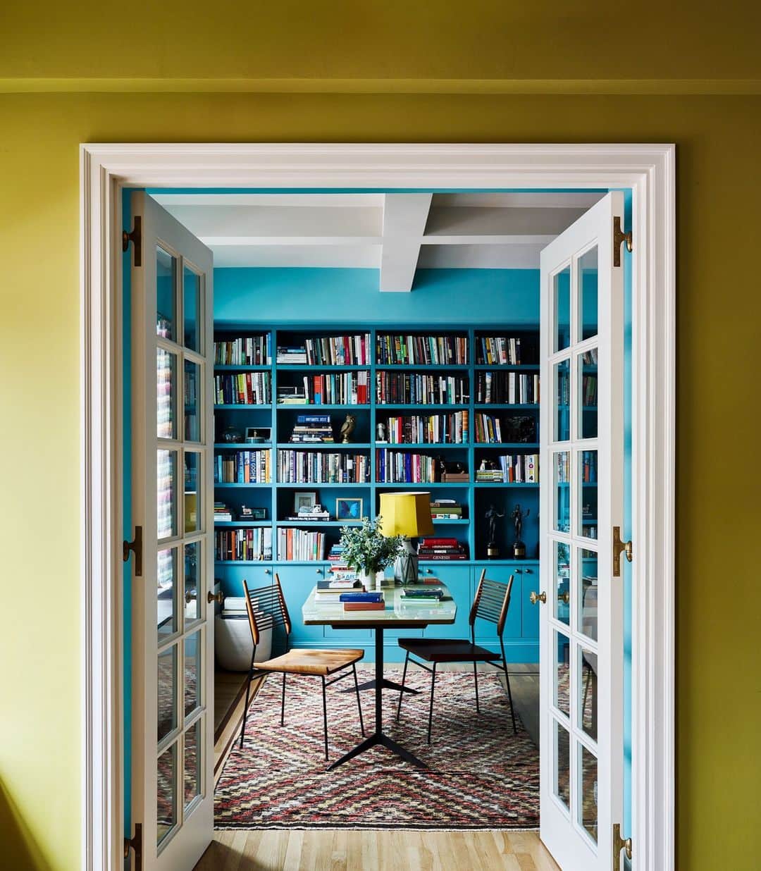 ELLE DECORのインスタグラム：「When New York–based interior designer Sara Bengur (@sarabengur) heard about the New York Design Center’s Access to Design—a matchmaking program between clients and designers—she decided to give it a try. The last thing she expected was for the first query to come from a celebrity. And to instantly bag the job. But that’s exactly what happened when Michael C. Hall (@mchdaily) —aka the star behind the TV show ‘Dexter’—and his wife Morgan flipped through Bengur’s portfolio. “We wanted something simultaneously sophisticated and playful—and we wanted color!” says Hall. The results (dare we say?) are killer. Here in the library, turquoise walls blend with custom millwork. The Paul McCobb chairs are vintage, the 1950s table is Italian, and the Tulu rug is from Double Knot.  Click the link in bio for the full tour, as shown exclusively on elledecor.com. Written by @ingridabram. Photographed by @richardpowersphoto. Styled by @anitasarsidi.」