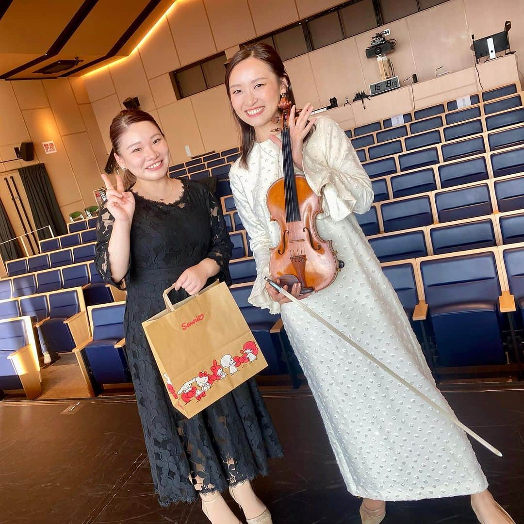 益子侑のインスタグラム：「淡路音楽島うたじまんコンテスト 〜10月大会〜  2021年から音楽島が開催している2ヶ月に1回のイベント🎤✨ 何度も出場してくださる方々が増えて、歌好きな方が集えるコミュニティになっています🥹🌸 私はいつも審査員とスペシャルライブ出演🎻 with 音楽島オーケストラ🎻 今回のゲストは池野千夏さんでした✨ . 次は12月10日(日)！ 年間のチャンピオンを決めるグランドスラム大会です🎉✨ #うたコン #うたじまん #淡路音楽島うたじまんコンテスト #音楽島 #musicisland #池野千夏 #割田康彦 #益子侑 #音楽島オーケストラ #音楽島オケ」