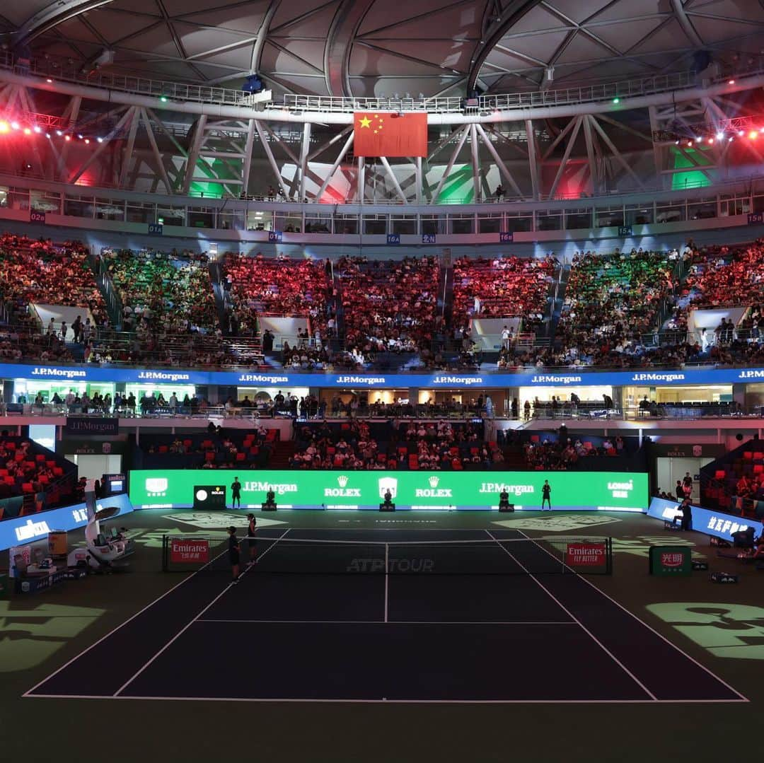 Armani Officialさんのインスタグラム写真 - (Armani OfficialInstagram)「A glimpse of the Qizhong stadium in Shanghai, one of the world’s most sophisticated sports facilities, hosting the 12th edition of the Rolex Shangai Masters, the first and only ATP Masters 1000 event to be held in China, of which #EA7 is the official Prestige Sponsor.  @rolexshmasters  Credits: @brokenrackets」10月16日 0時24分 - emporioarmani