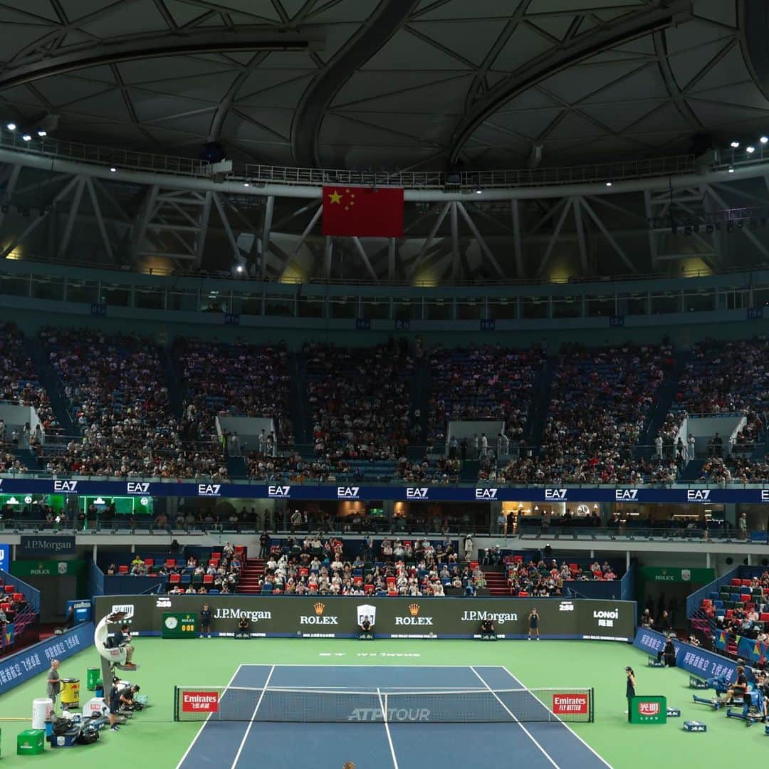 Armani Officialさんのインスタグラム写真 - (Armani OfficialInstagram)「A glimpse of the Qizhong stadium in Shanghai, one of the world’s most sophisticated sports facilities, hosting the 12th edition of the Rolex Shangai Masters, the first and only ATP Masters 1000 event to be held in China, of which #EA7 is the official Prestige Sponsor.  @rolexshmasters  Credits: @brokenrackets」10月16日 0時24分 - emporioarmani