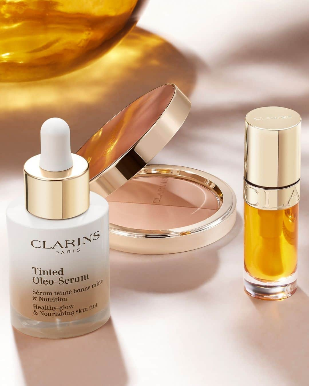 Clarins Franceさんのインスタグラム写真 - (Clarins FranceInstagram)「Qui dit oui à un make-up qui prend soin de votre peau ? 🙌⁣ ⁣ Tinted Oleo-Serum, Lip Comfort Oil, Ever Bronze Compact Powder… Chez Clarins chaque formule maquillage est soigneusement élaborée pour respecter votre peau. ⁣ ⁣ Dites-nous en commentaire de quel produit Clarins vous ne pouvez plus vous passer 😉⁣ ⁣ #Clarins #ClarinsMakeUp #LipComfortOil ⁣」10月16日 0時38分 - clarinsfr