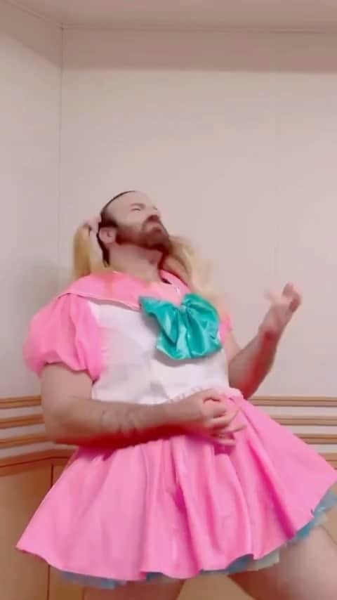 レディビアードのインスタグラム：「Ñaaaaaaaa thanx a lot my friend @ladybeard_japan for your amazing air guitar!  🤘🏻🤘🏻🤘🏻🤘🏻🥰🥰😬😬😬🇯🇵」