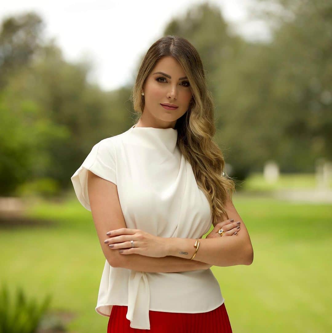 ステファニア・フェルナンデスのインスタグラム：「Confiando en el proceso y en el plan divino de Dios.   Solo a él  le debemos encomendar nuestras metas, pues es el único que conoce nuestro compromiso, esfuerzo, trabajo y dedicación.   A seguir construyendo.」