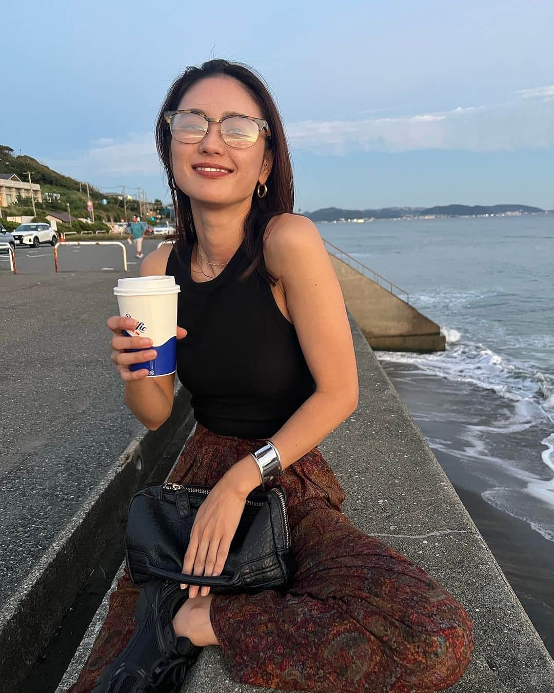 荒井奈緒美さんのインスタグラム写真 - (荒井奈緒美Instagram)「夏の終わりののんびり一緒にお仕事した日🌴  逗子で芝生ゴロゴロして海と夕陽を眺めて自然を感じれる時間が最高に美しくて愛おしかったぁー  それなのにちゃんとお仕事スマイルしていた我が子に感涙です🥹  帰り際にサザン聴けちゃったしね🎶  ちょっと前の日なのに懐かしく感じるね🌾」10月16日 0時31分 - naomi__arai