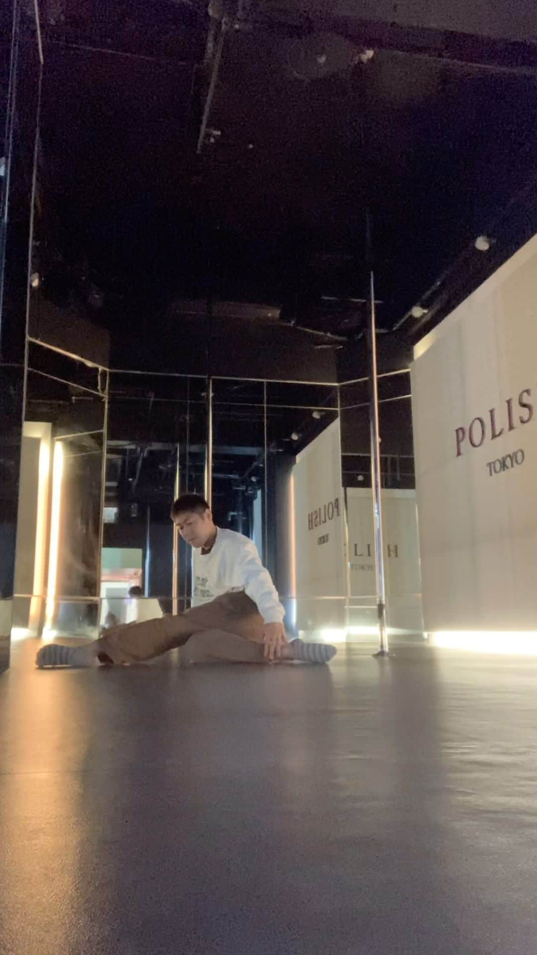 NISHIOのインスタグラム：「Inspired by @bboyhayato1 🙏✨ . . . . #dance #dancer #performance #performer #pdexotic #exotictricks #pdfloorwork #flooracro #flooracrobatics #acrostyle #pdlowflows #pdlowflows #noa #pop #japan #japanese #tokyo #東京 #六本木 #roppongi #polish #ポールダンス #poledance #ダンス #トレーニング #ポールダンサー #ポールダンス初心者 #carnival #burlesque #cabaret」