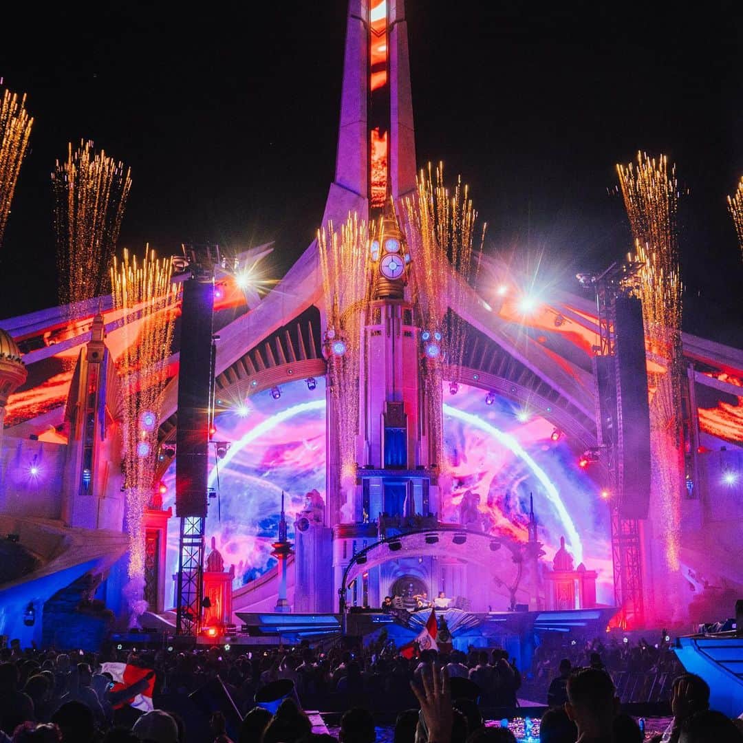 サネリー・ジェームズのインスタグラム：「Wow!! Muuuuito obrigado! Thanks for having us @tomorrowlandbrasil. It was very special to be back at this magical place after all those years. Much love and see you soon. 🙏🏾🇧🇷♥️ . @shotbymarijn📸  Mainstage / Dreamville」