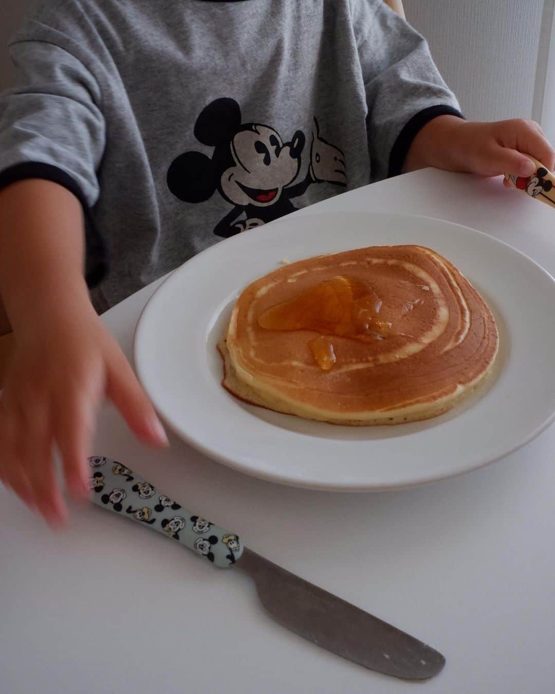 のインスタグラム：「日曜日の朝は娘が前から したいと言っていたホットケーキ作り🥞 ペッパピッグのYouTubeをみて パンケーキの回がお気に入りなので予習はばっちり。 エプロンにクリスピーの帽子があったのでそれをかぶってやる気いっぱい💪🏻おいしくできて大満足の朝でした。 たのしかったね〜おいしかったね。」