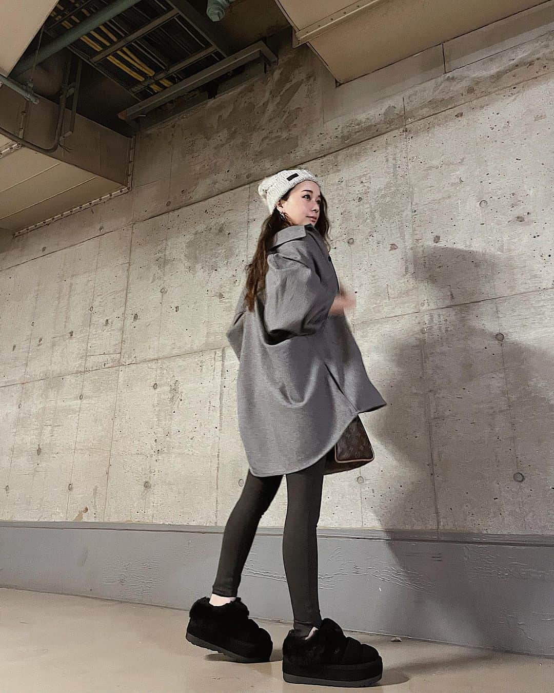 野田華子のインスタグラム：「ぶれてるけどいっか🥺笑 いつも通りの事故画像多めな旦那カメラマンありがとう🥺  したかったコーデ🩶🖤 自撮りはもはや誰  @uggjapan  #タズリータ #レギンスコーデ #ニット帽コーデ  #低身長ファッション」