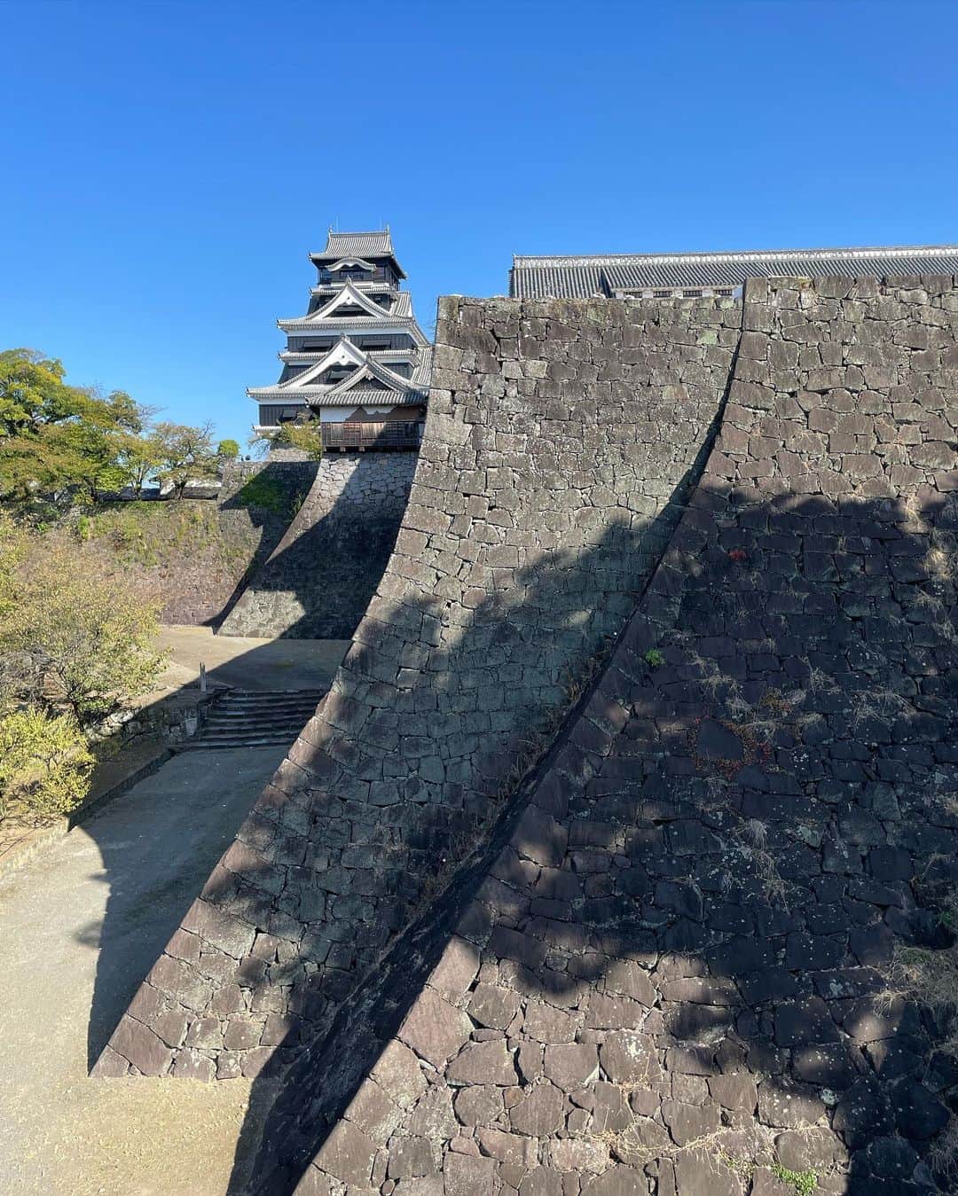 藤本真未さんのインスタグラム写真 - (藤本真未Instagram)「* 少し前の熊本では 親友たちにも会えて🫂 熊本城にも行けて🏯 熊本城復興城主にもなりました😌 * 1日も早い復興を願います。 * 実は父方の祖父は熊本出身です🐻🍉 * #熊本 #Kumamoto #熊本城」10月16日 0時40分 - manamifujimoto108