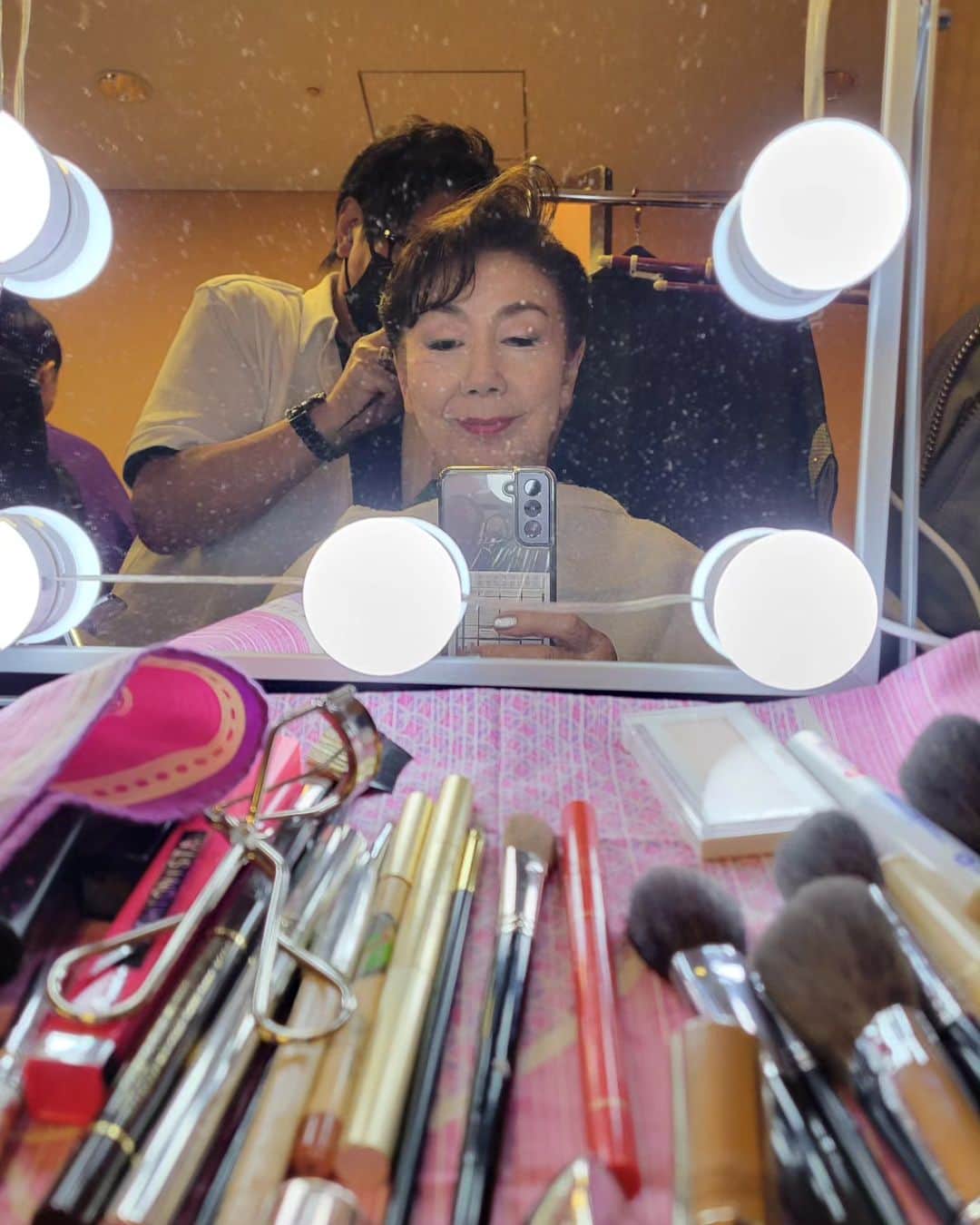 音無美紀子さんのインスタグラム写真 - (音無美紀子Instagram)「紫藤先生の着物ショーにて。 只今、支度中。  楽屋が華やかだこと！ 素敵な着物がいっぱい。  #紫藤尚世着物ショー #音無美紀子 #ランウェイ」10月16日 0時44分 - mikikootonashi