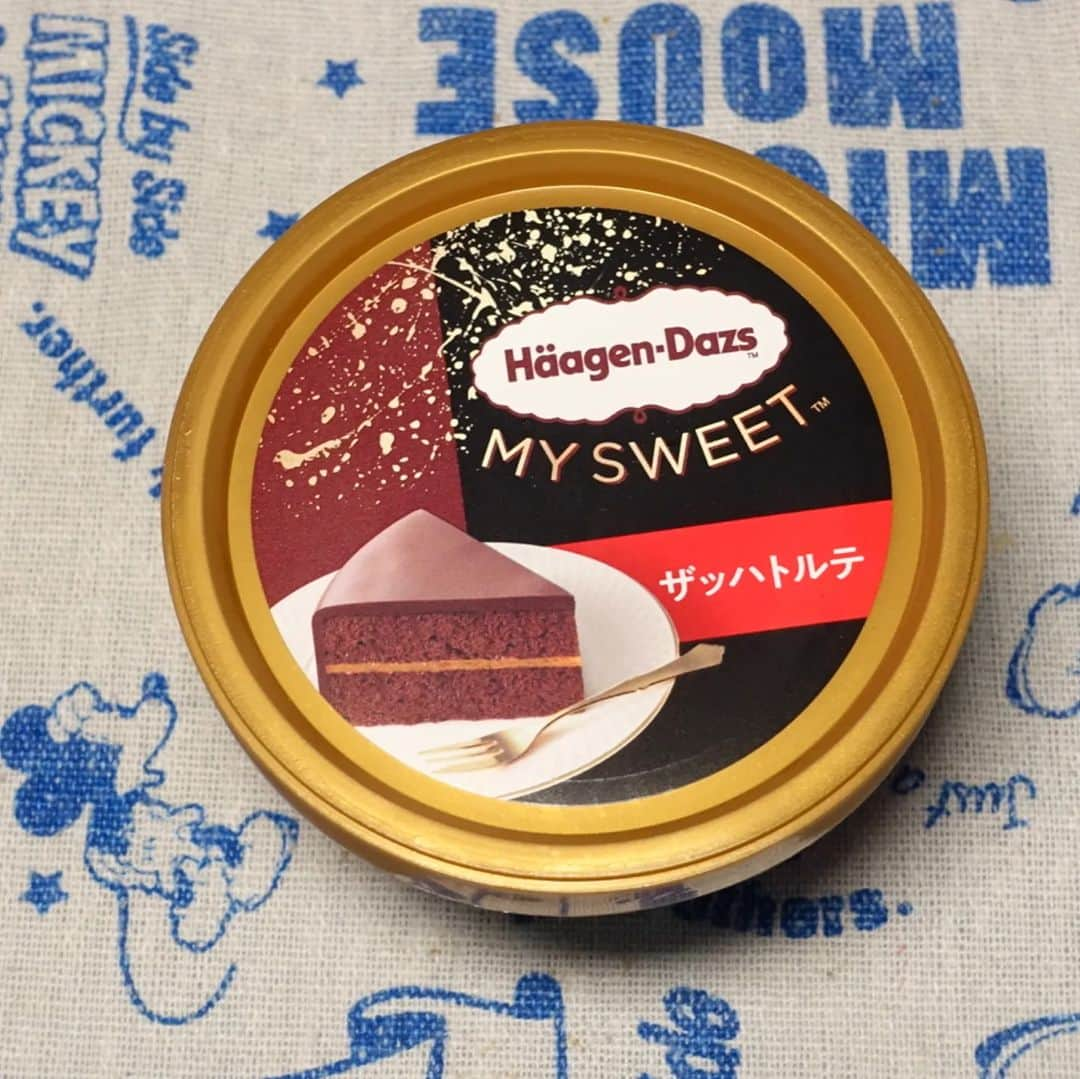 柴子のインスタグラム：「本日のアイス  ハーゲンダッツ MY SWEET　ザッハトルテ  アイスと言うよりもザッハトルテそのもの。 甘すぎないちょいと大人の味で、美味しい！ 安ければリピ確実なんだけどなぁ〜。  #散財デ部  #アマイモノスキー  #ハーゲンダッツ #真夜中のアイステロ #期間限定に弱い」