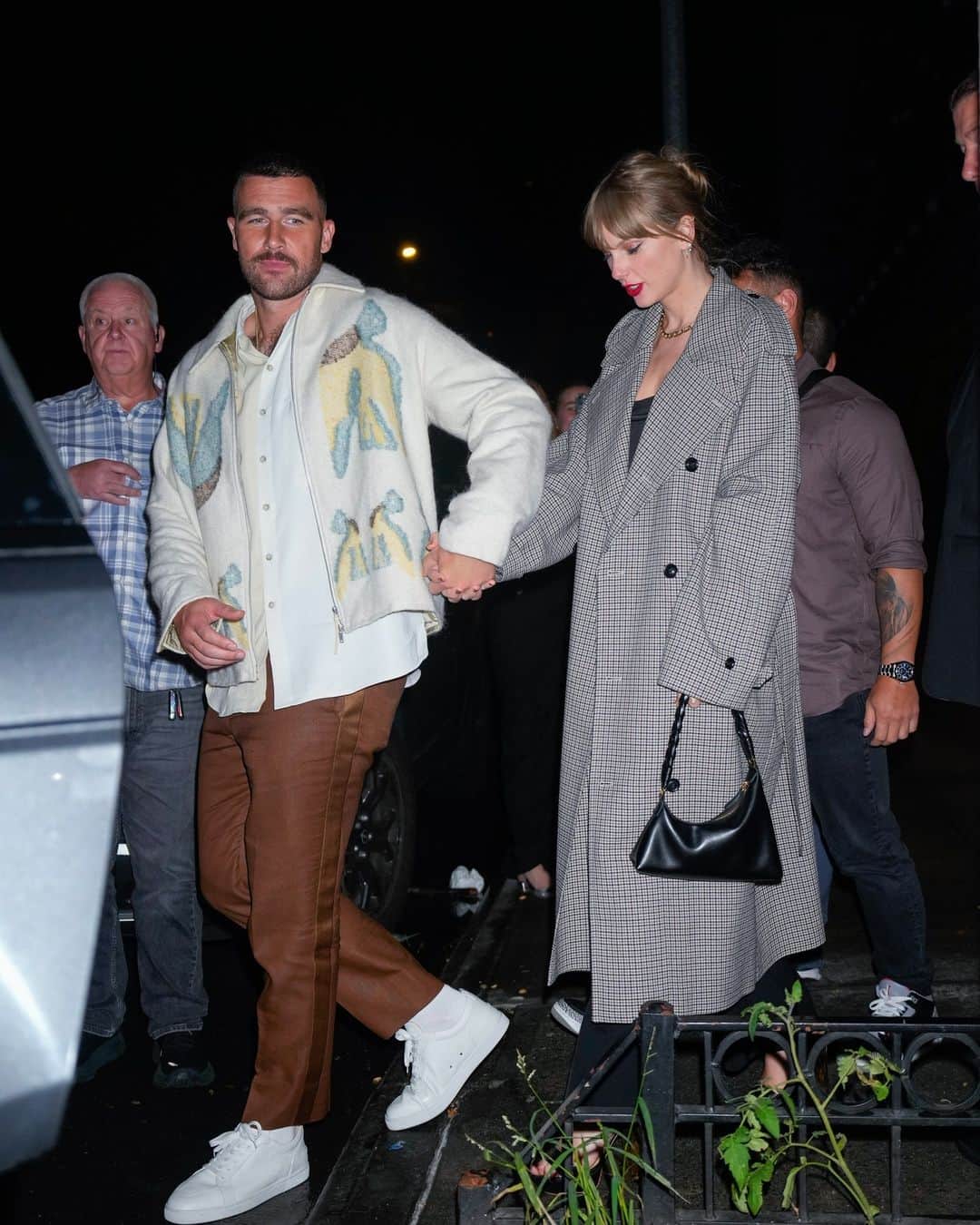 Vogueさんのインスタグラム写真 - (VogueInstagram)「Consider this a hard launch! #TaylorSwift and #TravisKelce were hand in hand while heading to a Saturday Night Live after-party together (they both made cameos on the show last night). And, naturally, they stepped out in style with two fashion-forward looks. Tap the link in our bio for all the details on their outing and looks.」10月16日 0時55分 - voguemagazine