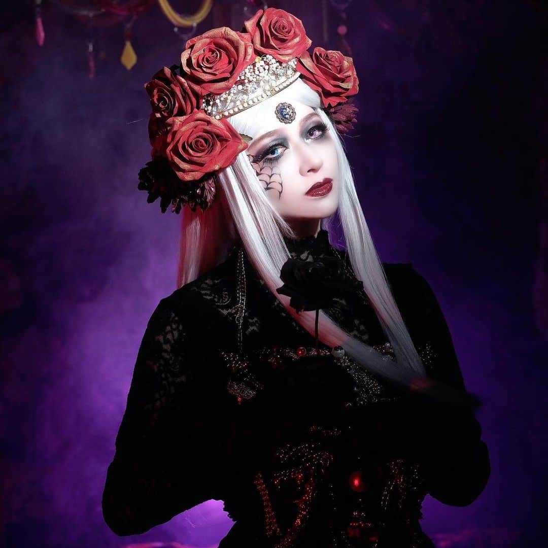 田中理恵のインスタグラム：「ℌ𝔞𝔩𝔩𝔬𝔴𝔢𝔢𝔫撮影してきました🦇  ヴィランズっぽい感じにしたかったので ダークメイクで💄あばら骨衣装を着ました笑  数時間でしたが別世界を楽しみながらの撮影でした。  皆さんのハロウィンも素敵なハロウィンになりますように🎃✨  #ハロウィン #ハロウィンコスプレ」