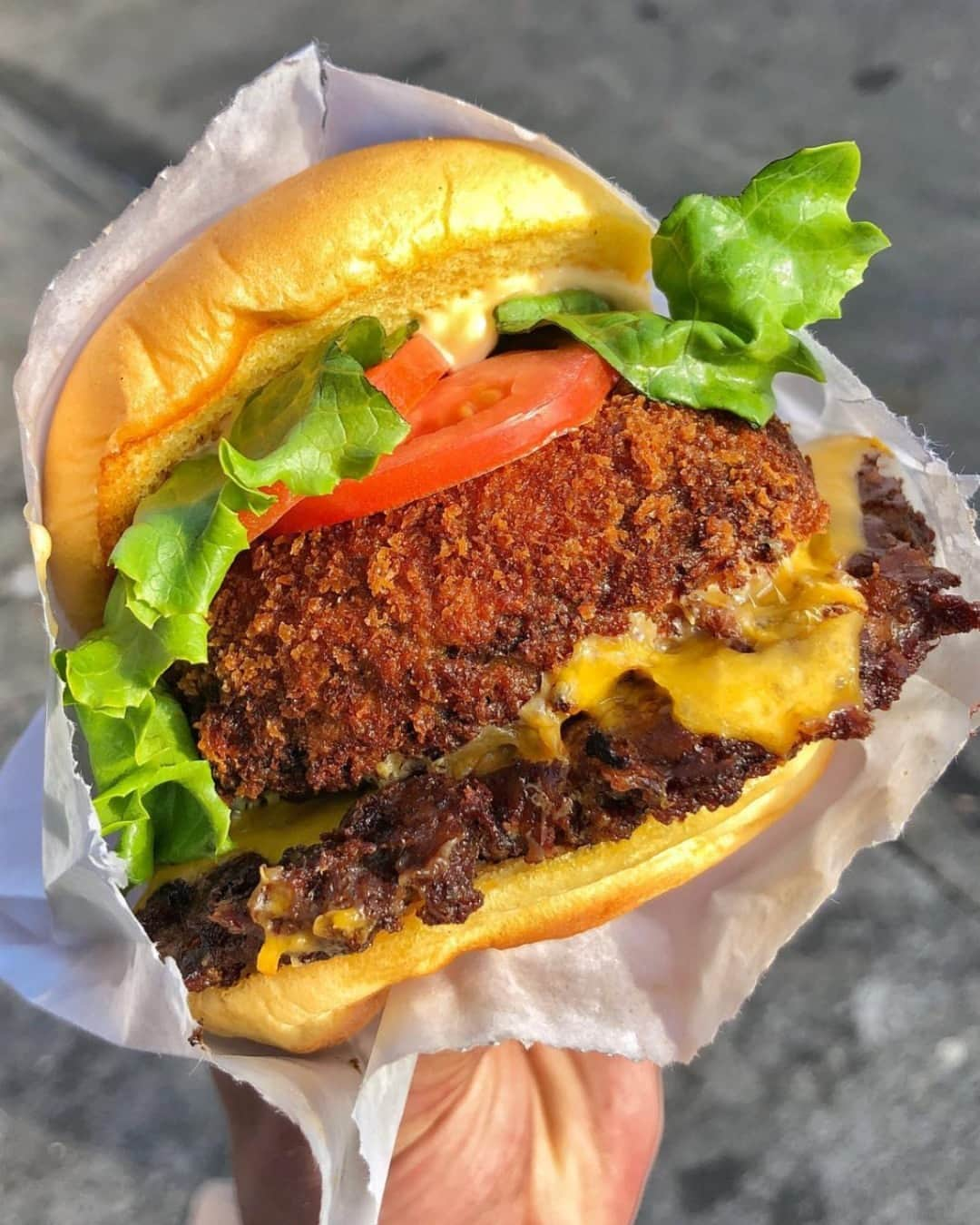 SHAKE SHACKのインスタグラム：「Just admiring our Shack Stack today 🙌 🍄  📸1: Eatandbefull 📸2: 5boroughfoodie  📸3: Bellythebeast 📸4: nomasticbayarea」