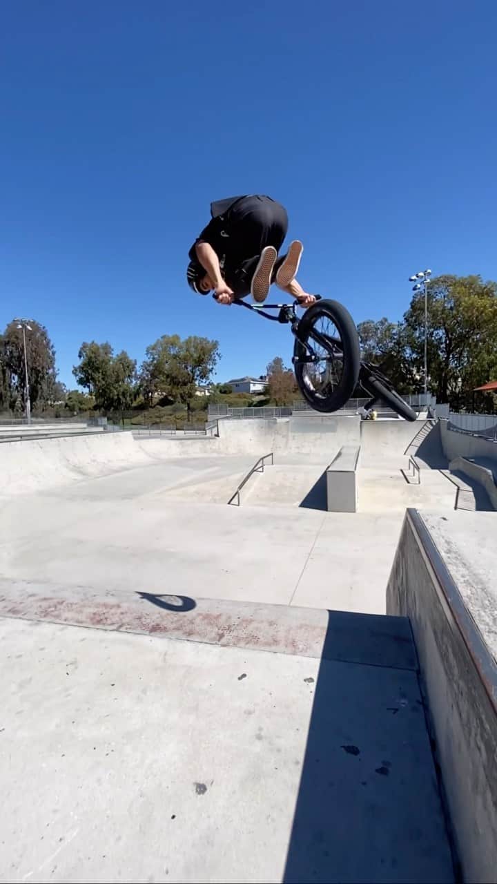 のインスタグラム：「Going to have to rewatch this a few more times 😵‍💫 @KevinPeraza   #MonsterEnergy #BMX #BMXLife #BMXPark #ActionSports」