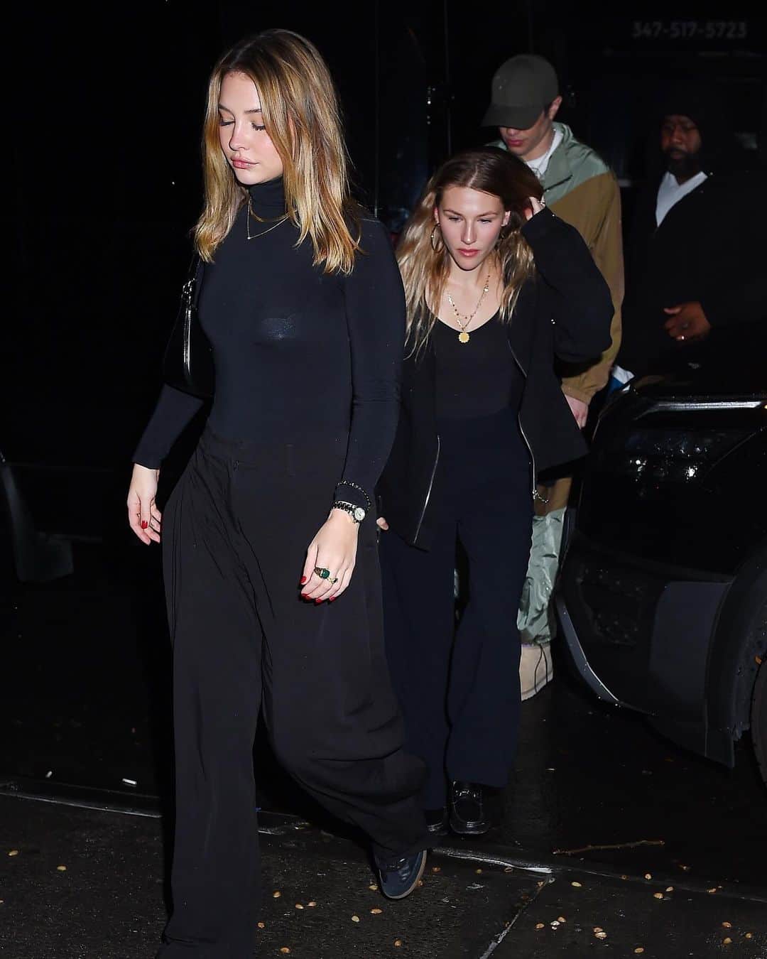 Just Jaredさんのインスタグラム写真 - (Just JaredInstagram)「New couple Pete Davidson and Madelyn Cline hold hands while leaving the #SNL after party. Tap this picture in the LINK IN BIO for details and more photos. #PeteDavidson #MadelynCline Photos: Backgrid」10月16日 1時05分 - justjared