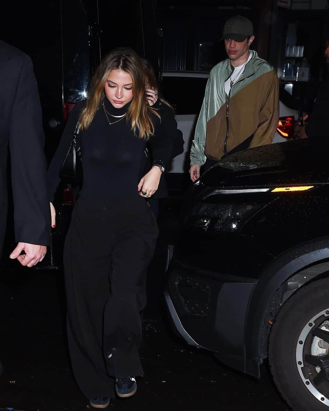 Just Jaredさんのインスタグラム写真 - (Just JaredInstagram)「New couple Pete Davidson and Madelyn Cline hold hands while leaving the #SNL after party. Tap this picture in the LINK IN BIO for details and more photos. #PeteDavidson #MadelynCline Photos: Backgrid」10月16日 1時05分 - justjared