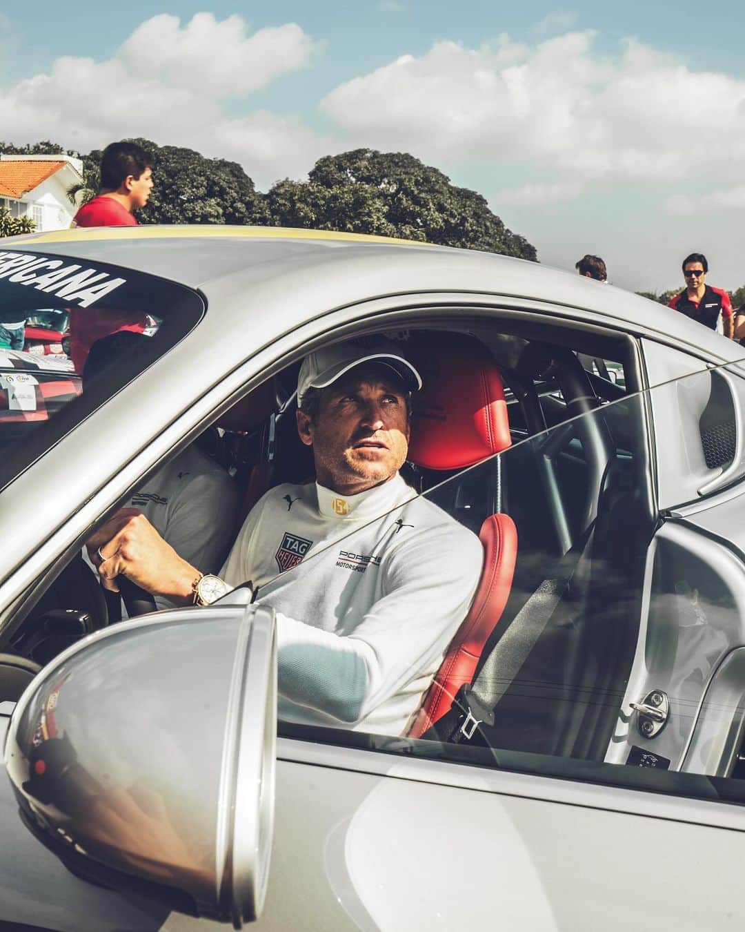 Porscheさんのインスタグラム写真 - (PorscheInstagram)「What a blast! Yesterday marked the end of two memorable days for Porsche at La Carrera Panamericana, the legendary 3,500km endurance race through Mexico. @tagheuer ambassador @patrickdempsey took the wheel of the 718 GT4 RS Carrera Panamericana Special for the race’s first two stages in a guest appearance that certainly got people talking. Built at the Porsche Sonderwunsch workshop by Exclusive Manufaktur, this unique car dashed all the way from the port city of Veracruz, via Oaxaca, to Mexico City. It was a chance for Porsche fans in the country's capital to see exactly what it's made of. __ 911 Carrera 4S: Fuel consumption combined in l/100 km: 11,1 - 10,2 (WLTP); CO2 emissions combined in g/km: 253 - 231 (WLTP) I https://porsche.click/DAT-Leitfaden I Status: 10/2023」10月16日 1時04分 - porsche