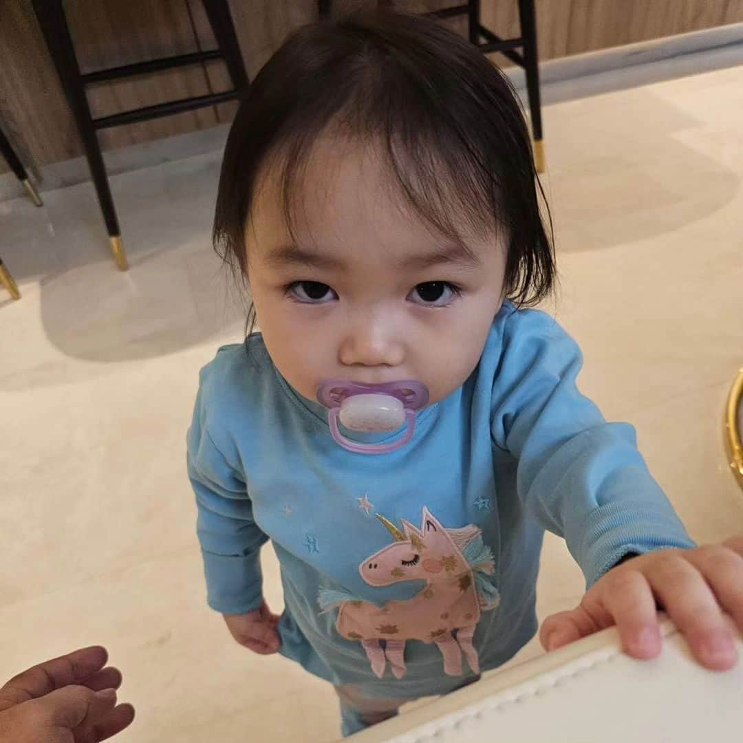 与沢翼のインスタグラム：「ベイビー(2歳)のおしゃぶり中止させるらしいです。ずっとしてると歯並びが悪くなるらしく。けど、取ると怒る。この顔。」