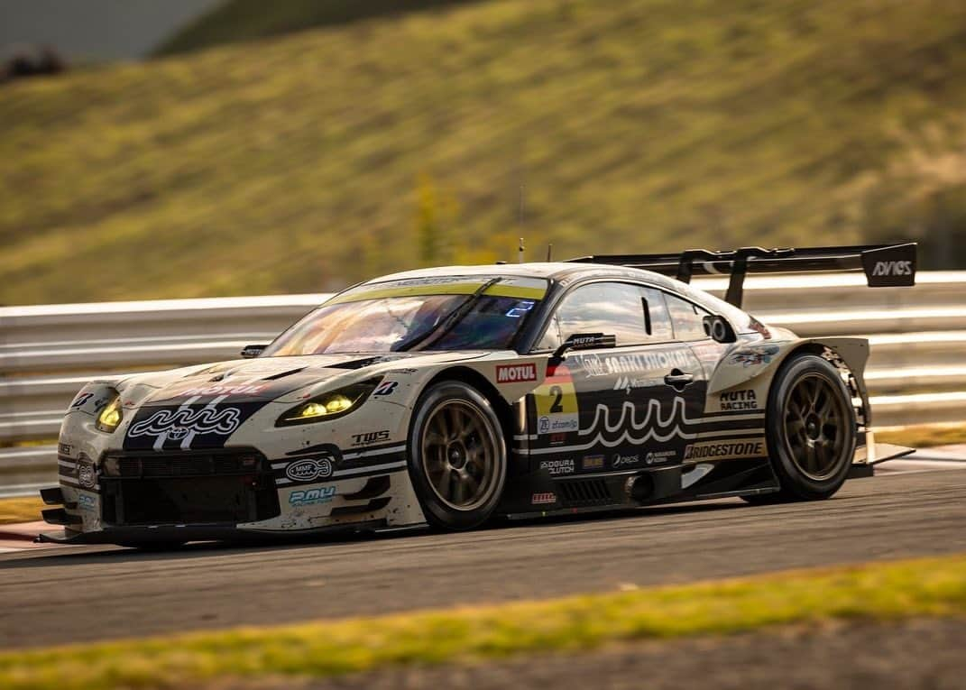 後藤佑紀さんのインスタグラム写真 - (後藤佑紀Instagram)「SUPERGT Rd.7@オートポリス🧸  寒い中2日間に渡りたくさんの応援を ありがとうございました✨️  ポールポジションでスタートした2号車は2番手で チェッカーを受けました！ 勝利が見えていただけにとても悔しいです🥲最後の最後までトップ争いに奮闘する姿には胸を打たれました🥲  ですが、まだタイトルの可能性がなくなった訳では無いので次戦は絶対優勝、そしてシリーズチャンピオンへ🥇 皆様引き続き2号車muta Racing INGINGへ 熱い応援をよろしくお願いします🔥  冷えたと思うのでみなさまご自愛くださいね🛀  #muta #mutaracing  #mutaracingfairies #レースクイーン #SUPERGT #gt300 #GR86GT #ingingmotorsports #ブリヂストン #スポーツランドsugo」10月16日 0時58分 - kinochan0219