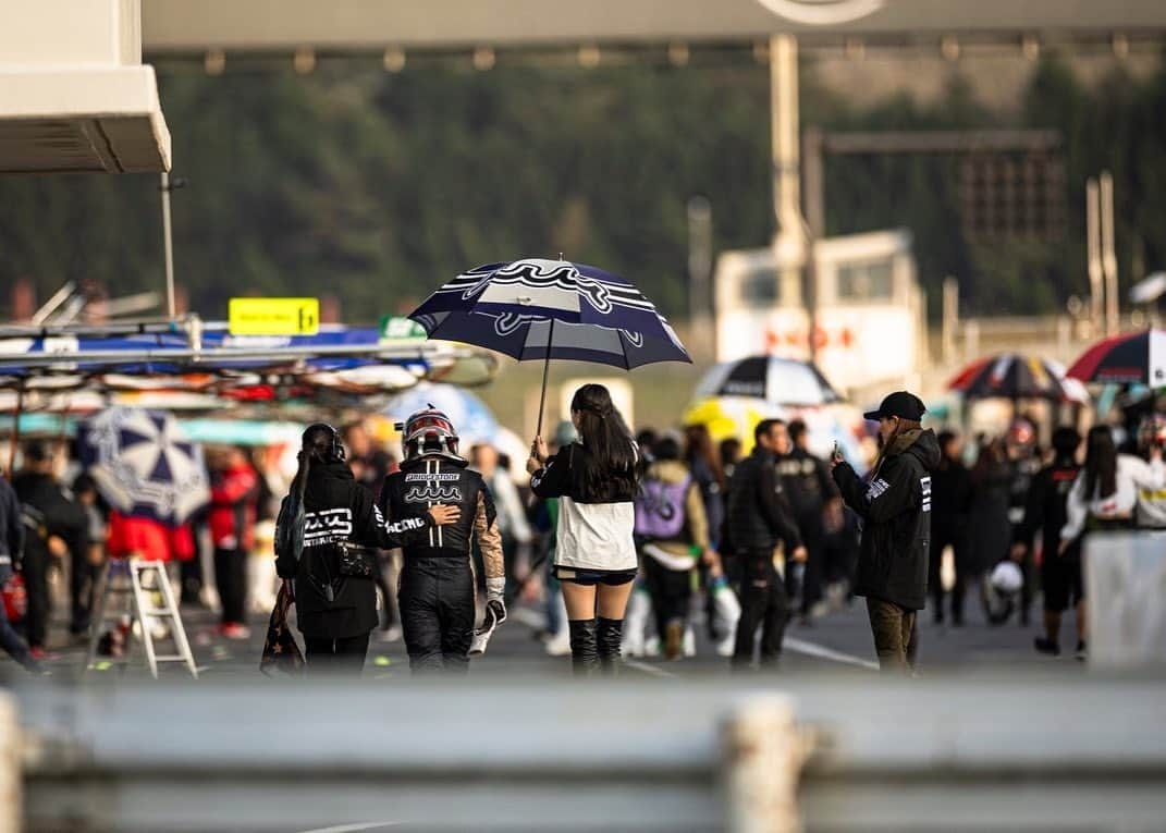 後藤佑紀さんのインスタグラム写真 - (後藤佑紀Instagram)「SUPERGT Rd.7@オートポリス🧸  寒い中2日間に渡りたくさんの応援を ありがとうございました✨️  ポールポジションでスタートした2号車は2番手で チェッカーを受けました！ 勝利が見えていただけにとても悔しいです🥲最後の最後までトップ争いに奮闘する姿には胸を打たれました🥲  ですが、まだタイトルの可能性がなくなった訳では無いので次戦は絶対優勝、そしてシリーズチャンピオンへ🥇 皆様引き続き2号車muta Racing INGINGへ 熱い応援をよろしくお願いします🔥  冷えたと思うのでみなさまご自愛くださいね🛀  #muta #mutaracing  #mutaracingfairies #レースクイーン #SUPERGT #gt300 #GR86GT #ingingmotorsports #ブリヂストン #スポーツランドsugo」10月16日 0時58分 - kinochan0219