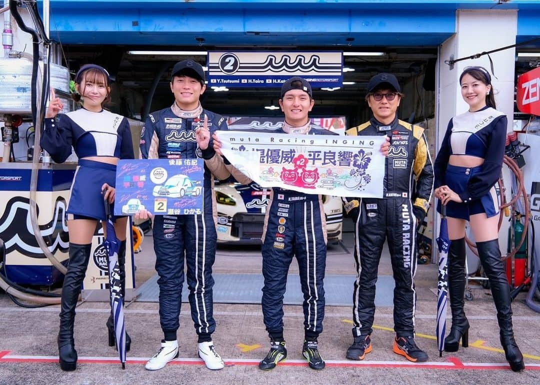 後藤佑紀さんのインスタグラム写真 - (後藤佑紀Instagram)「SUPERGT Rd.7@オートポリス🧸  寒い中2日間に渡りたくさんの応援を ありがとうございました✨️  ポールポジションでスタートした2号車は2番手で チェッカーを受けました！ 勝利が見えていただけにとても悔しいです🥲最後の最後までトップ争いに奮闘する姿には胸を打たれました🥲  ですが、まだタイトルの可能性がなくなった訳では無いので次戦は絶対優勝、そしてシリーズチャンピオンへ🥇 皆様引き続き2号車muta Racing INGINGへ 熱い応援をよろしくお願いします🔥  冷えたと思うのでみなさまご自愛くださいね🛀  #muta #mutaracing  #mutaracingfairies #レースクイーン #SUPERGT #gt300 #GR86GT #ingingmotorsports #ブリヂストン #スポーツランドsugo」10月16日 0時58分 - kinochan0219