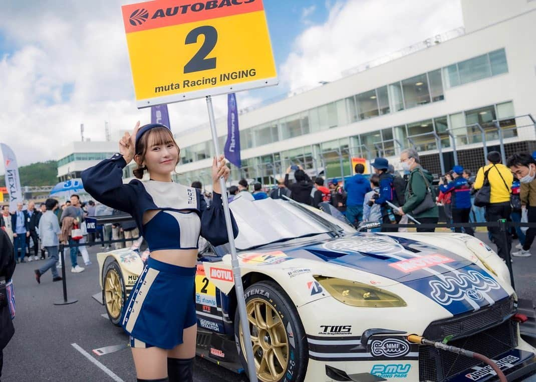 後藤佑紀のインスタグラム：「SUPERGT Rd.7@オートポリス🧸  寒い中2日間に渡りたくさんの応援を ありがとうございました✨️  ポールポジションでスタートした2号車は2番手で チェッカーを受けました！ 勝利が見えていただけにとても悔しいです🥲最後の最後までトップ争いに奮闘する姿には胸を打たれました🥲  ですが、まだタイトルの可能性がなくなった訳では無いので次戦は絶対優勝、そしてシリーズチャンピオンへ🥇 皆様引き続き2号車muta Racing INGINGへ 熱い応援をよろしくお願いします🔥  冷えたと思うのでみなさまご自愛くださいね🛀  #muta #mutaracing  #mutaracingfairies #レースクイーン #SUPERGT #gt300 #GR86GT #ingingmotorsports #ブリヂストン #スポーツランドsugo」