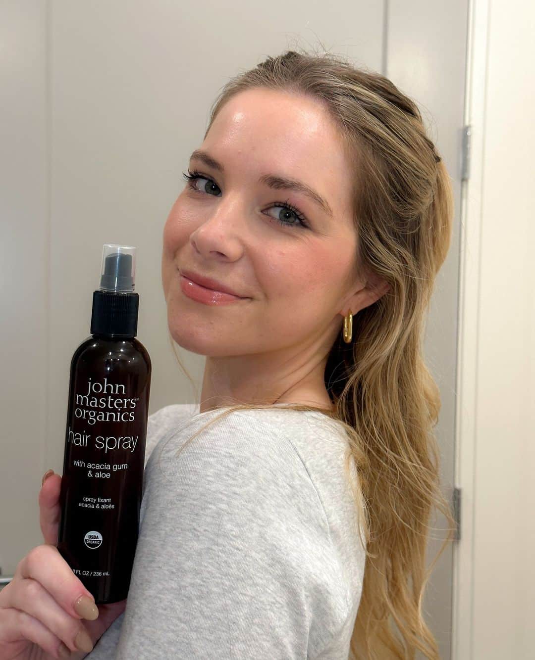 John Masters Organicsのインスタグラム：「Look good, feel better using our non-aerosol, USDA-Organic Hair Spray with Acacia Gum and Aloe ✨⁠ ⁠ Featuring @emmalorrae and her gorgeous curled half-up hairstyle 🤎⁠ ⁠ Grab your new non-toxic essential using the link in our bio. 🌿」