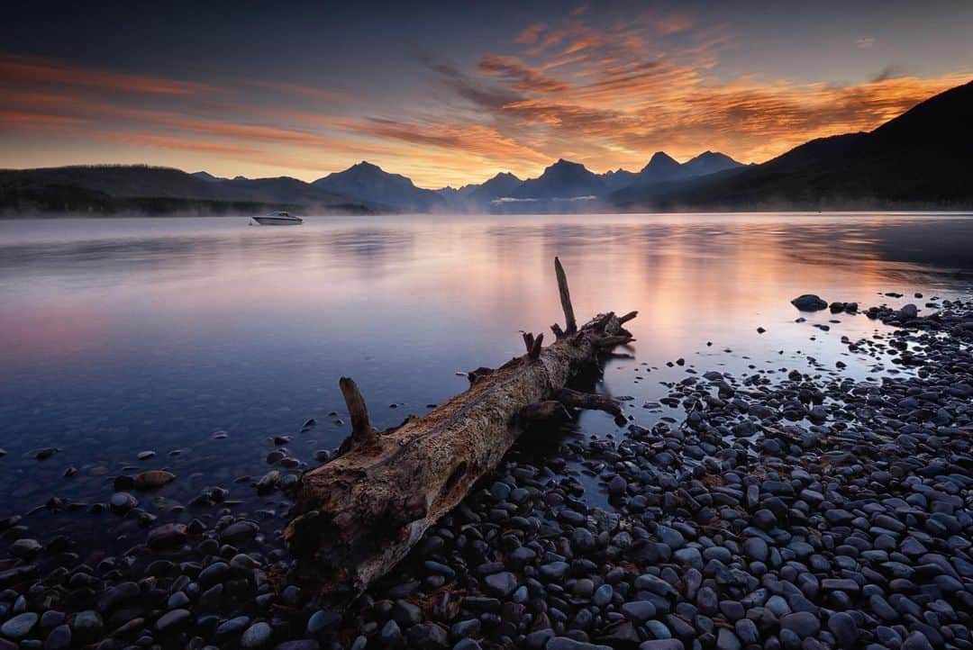 Keith Ladzinskiさんのインスタグラム写真 - (Keith LadzinskiInstagram)「Autumn, magenta hues of Glacier National Park, Montana  @natgeo @glaciernps」10月16日 1時00分 - ladzinski