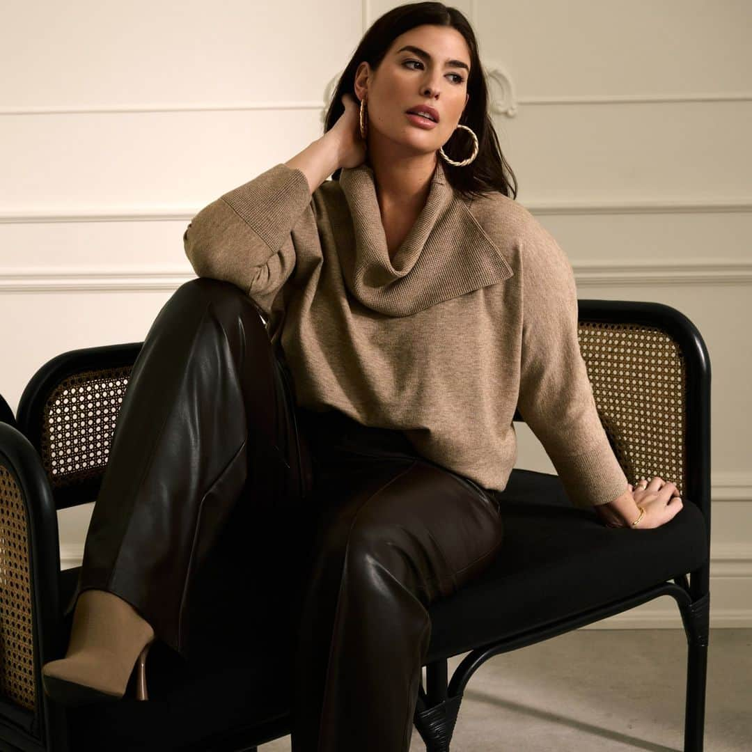 ジョセフリブコフのインスタグラム：「Make a style statement with an elevated neckline in a soft knit with a relaxed silhouette for all-day comfort. Now that’s what we call the art of asymmetry. #IlovemyJR  Faites une déclaration de style avec une encolure surélevée dans un tricot doux avec une silhouette décontractée, pour un confort tout au long de la journée. C'est ce qu'on appelle l'art de l'asymétrie.  STYLES 233955 / 233263」