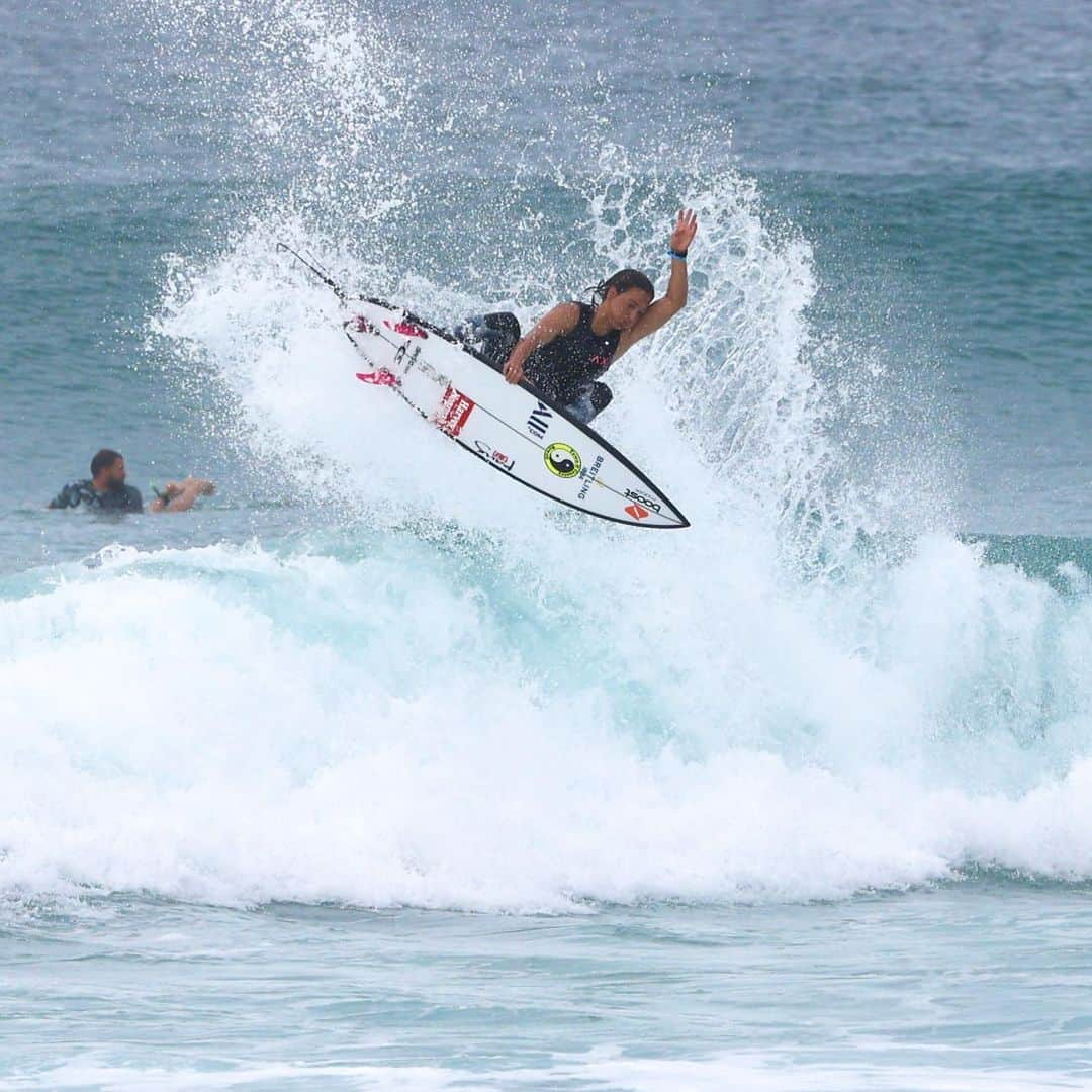 サリー・フィッツギボンズのインスタグラム：「Boosting into an exciting few days at the #SaquaremaPro 🌊 @boostaus  #StayConnected 🧡」