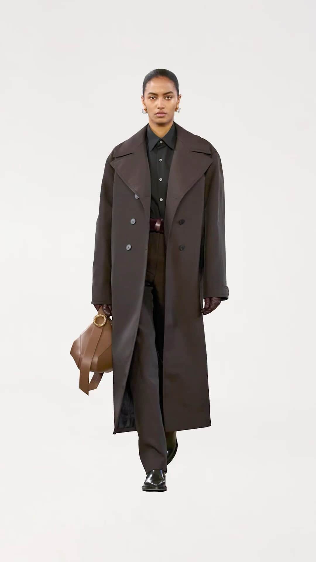 ランバンのインスタグラム：「THE MELODIE BAG   Introduced on the LANVIN Winter 2023 runway, the new curvilinear bag embellished with the iconic Melodie ring is an essential piece of sophistication to complete this season's wardrobe.  Available in Black, Chesnut, Amarena colors and Shearling in stores and on Lanvin.com   #LANVINMELODIEBAG #LANVIN」
