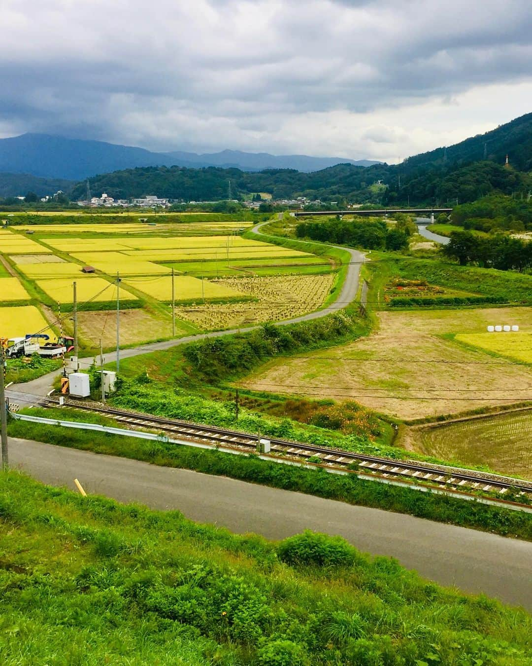 やけのはらさんのインスタグラム写真 - (やけのはらInstagram)「昔から興味があった岩手県遠野を訪問(その2)。  国が選定する重要文化的景観にも選ばれている、佐々木喜善の生まれた地域、土淵町山口集落へ行く。 印象的なY字路で集落が二分されており、開けた美しい田畑、たおやかな雰囲気が印象的。 昼下がり、畑の隅に寝転がり何をするでもなく佇む農夫は、数十年前からずっとそうして寝転がっている風景の一部、もしくは物語の登場人物のように感じられた。  「カッパ淵」、集落を見下ろせる喜善の墓地もある岡「ダンノハナ」、姥捨山だった「デンデラ野」も見学。 デンデラ野は、わりあい集落に近く、姥捨山に捨てられた老人も、昼は農作業をしに集落に降りてきていたそうだ。  遠野は内陸だが、三陸への交通のルートがあり、海の幸も美味しい。  #佐々木喜善 #土淵町 #山口集落 #デンデラ野 #遠野」10月16日 1時13分 - yakenohara_taro